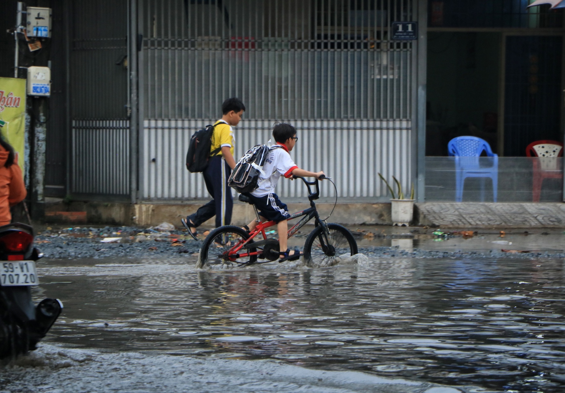 Thời tiết TP.HCM chiều nay: Trời tối sầm, đường ngập lênh láng sau mưa  - Ảnh 8.