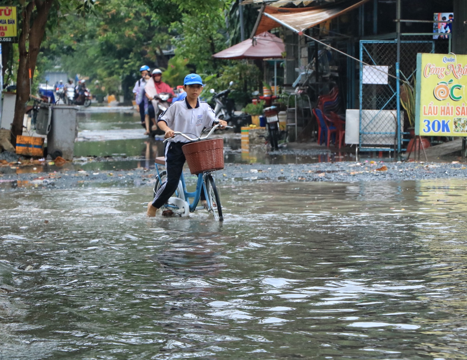 Thời tiết TP.HCM chiều nay: Trời tối sầm, đường ngập lênh láng sau mưa  - Ảnh 7.
