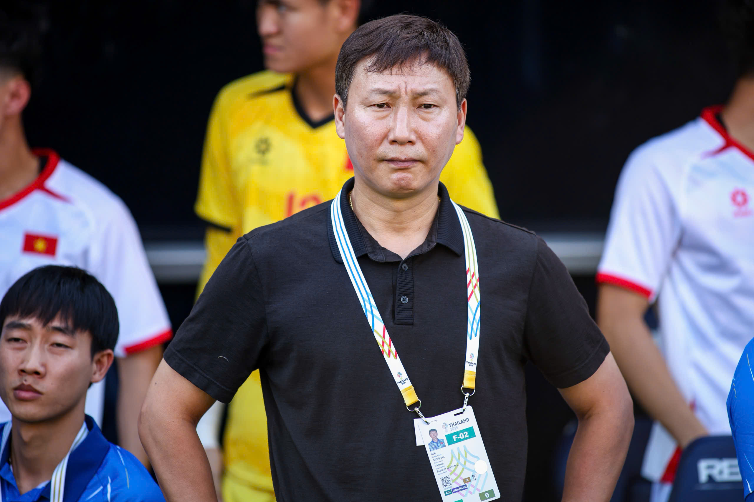 L'entraîneur Kim Sang-sik était contrarié : « Lorsque les U23 du Vietnam ont perdu contre le Laos, j'ai tout de suite dit que j'étais très déçu... » - Photo 1. HLV Kim Sang-sik bực: ‘Khi U.23 Việt Nam bị Lào gỡ, tôi nói thẳng luôn tôi rất thất vọng…’- Ảnh 1.