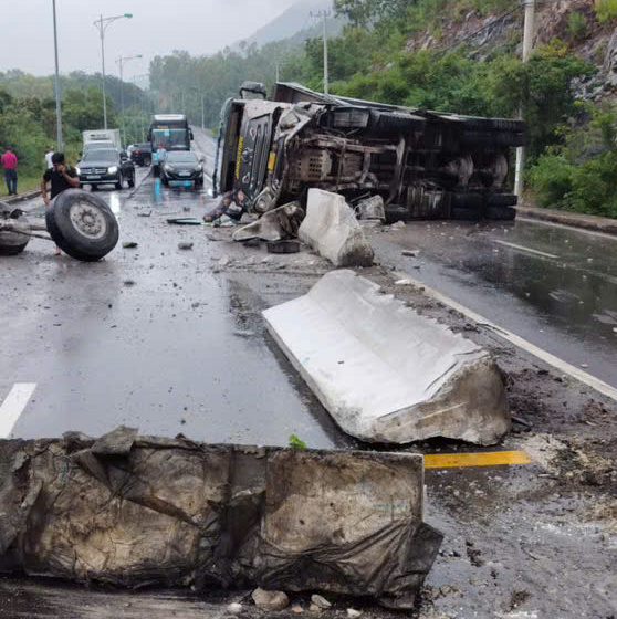 Xe tải lật chắn ngang đèo Cù Hin trên đường đi sân bay Cam Ranh - Ảnh 1.