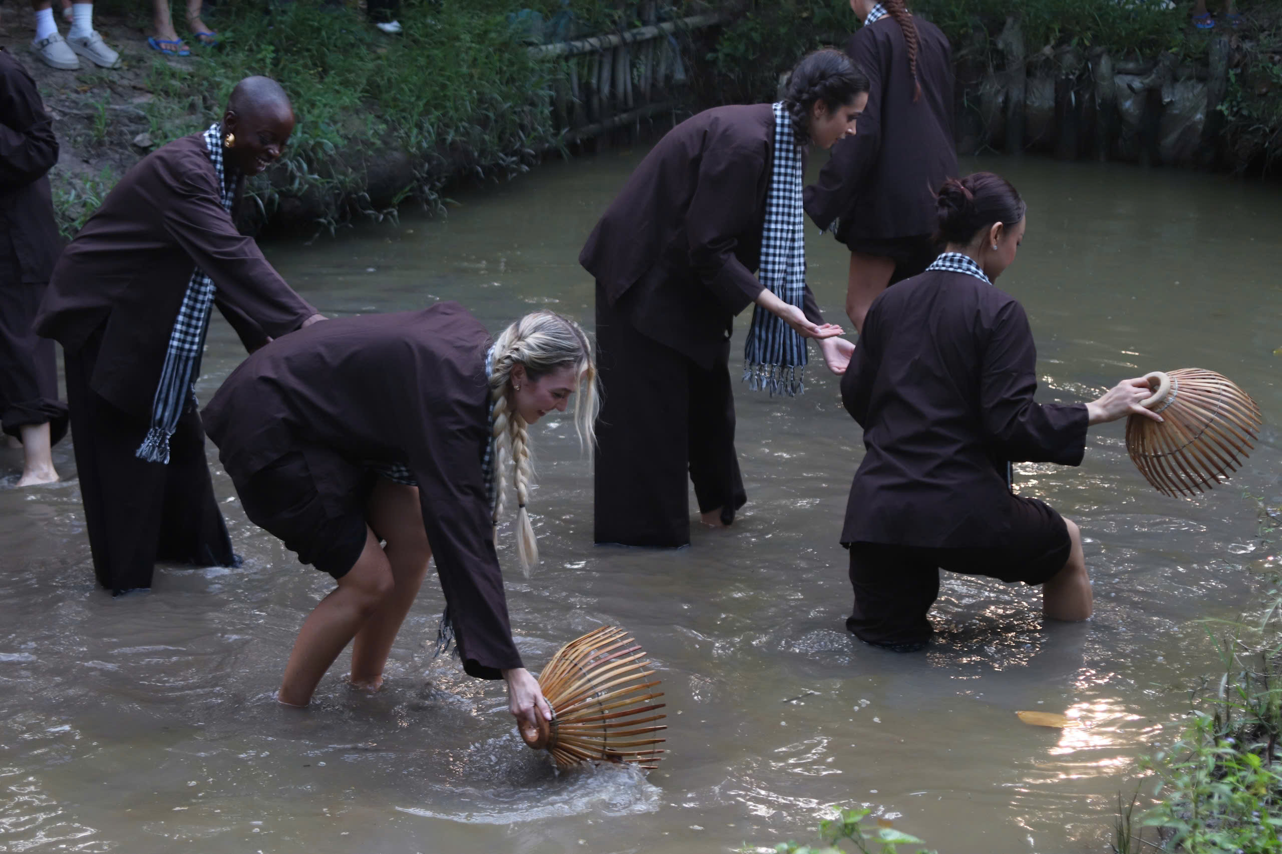 Th&iacute; sinh Miss Charm lội mương bắt c&aacute;, đổ b&aacute;nh x&egrave;o như con g&aacute;i miền T&acirc;y- Ảnh 1.