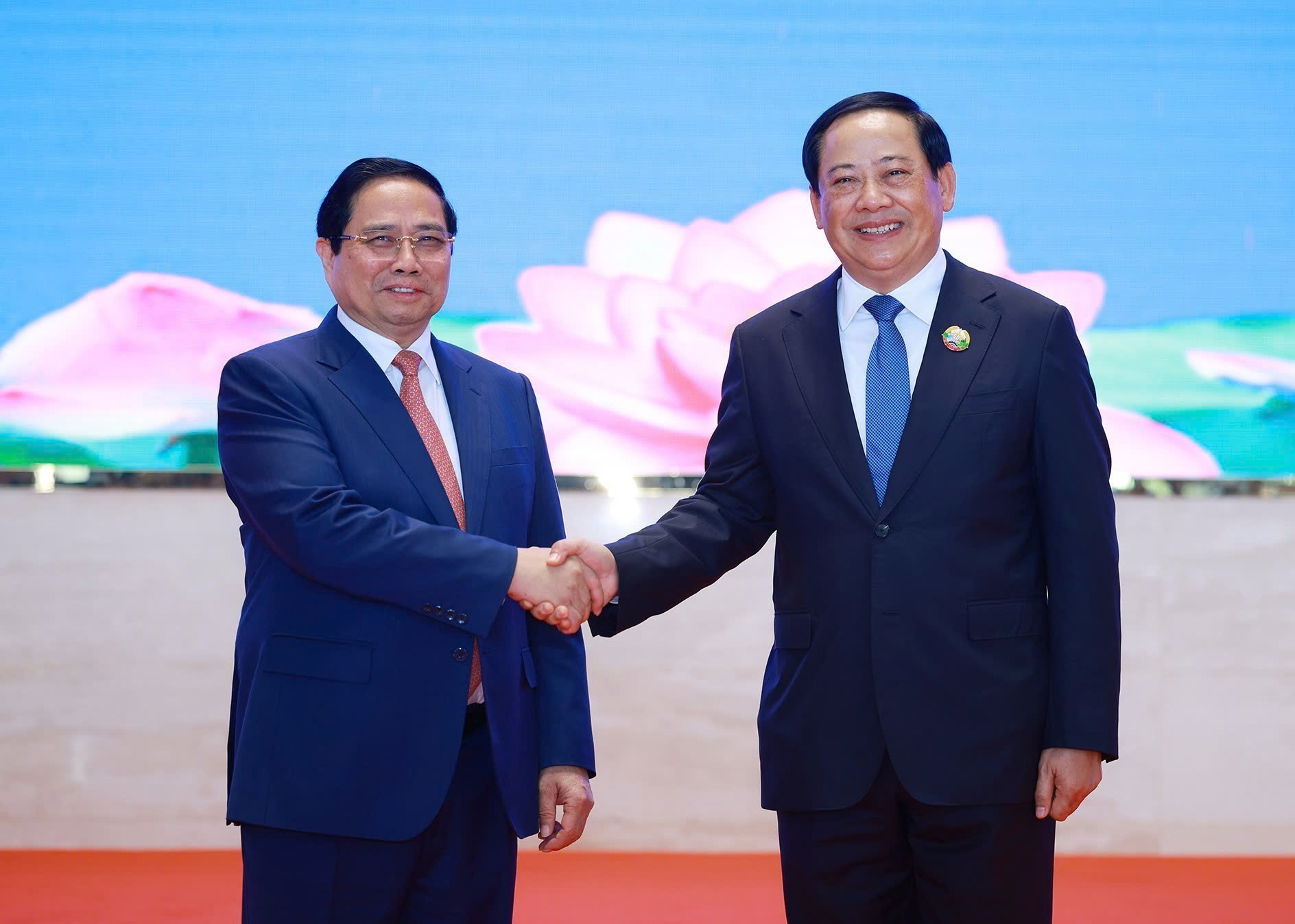 - Фото 1. - Ảnh 1.