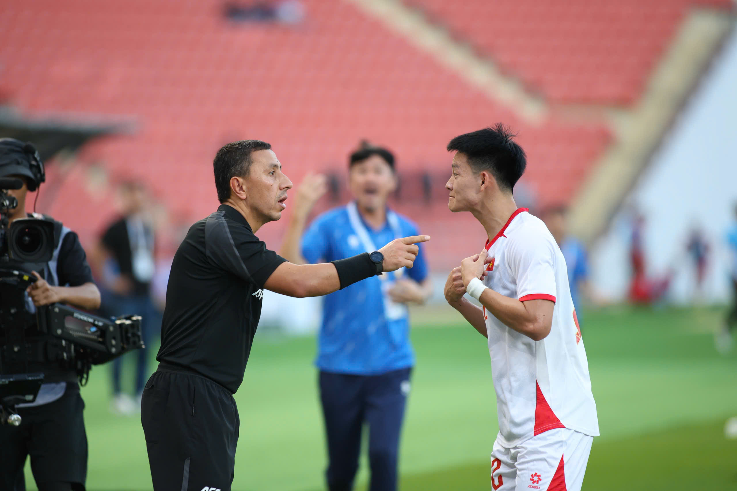 درخشش دین باک، تیم زیر ۲۳ سال ویتنام در بازی افتتاحیه با وجود «حوادث عجیب» فراوان و بررسیهای دستی VAR، برای شکست دادن لائوس به مشکل برمیخورد - عکس ۴. Đình Bắc chói sáng, U.23 Việt Nam chật vật thắng Lào trận mở màn nhiều ‘biến cố lạ’ và check VAR… thủ công - Ảnh 4.