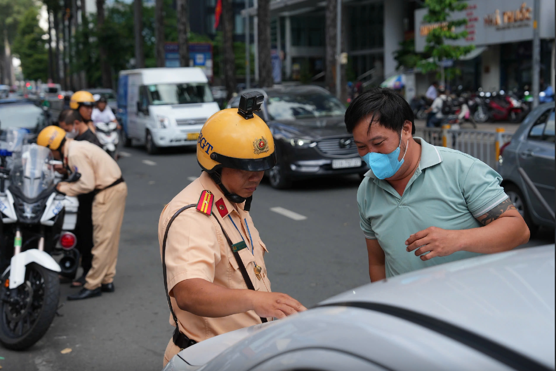 Vì sao dừng đón, trả khách trước trung tâm thương mại vẫn bị CSGT TP.HCM phạt? - Ảnh 1.