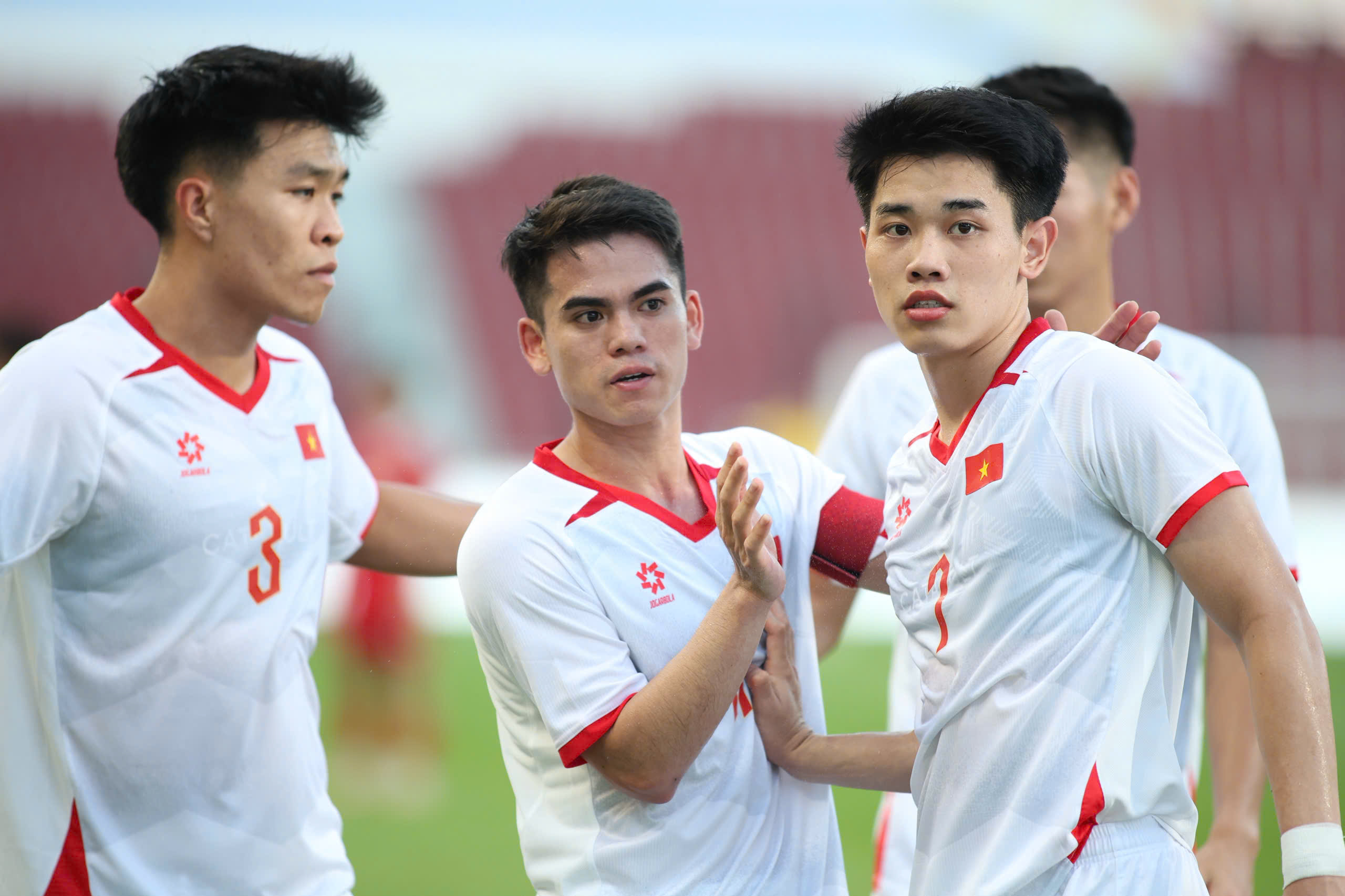 Văn Khang bắn tiếng Anh như gió, thuyết phục trọng tài công nhận bàn thắng thứ hai của Đình Bắc- Ảnh 2.