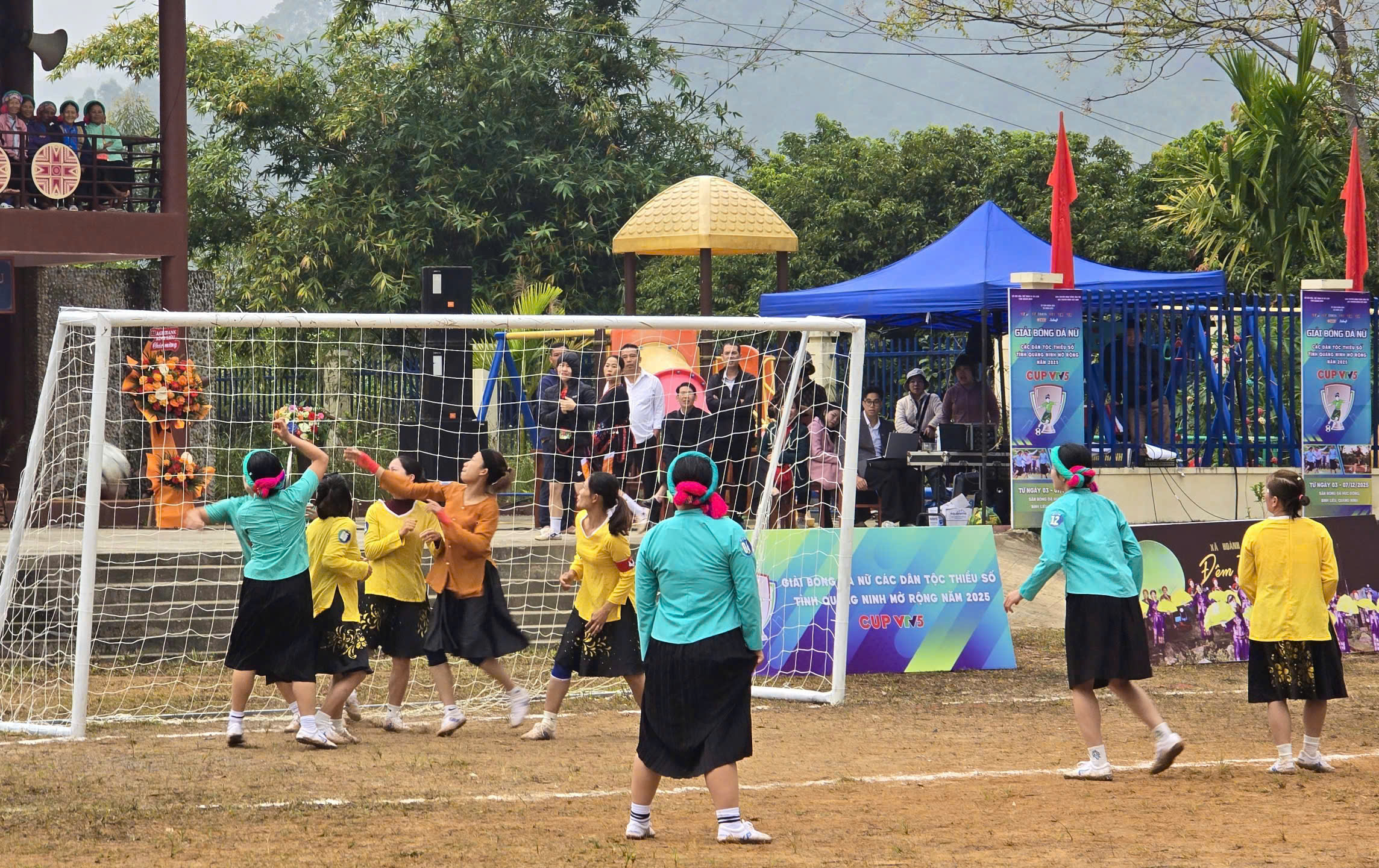 Sôi động giải bóng đá nữ các dân tộc thiểu số ở Bình Liêu- Ảnh 4.