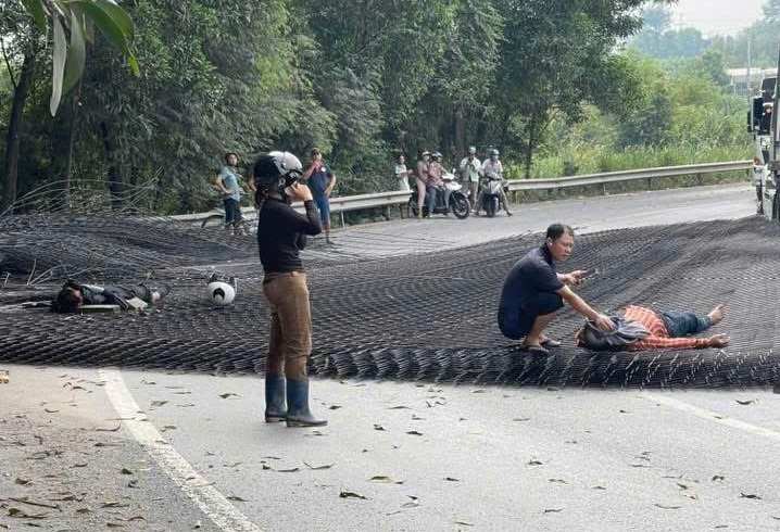 Xe đầu kéo chở lưới thép công trình rơi trúng người đi đường trên cầu Thủ Biên - Ảnh 1.