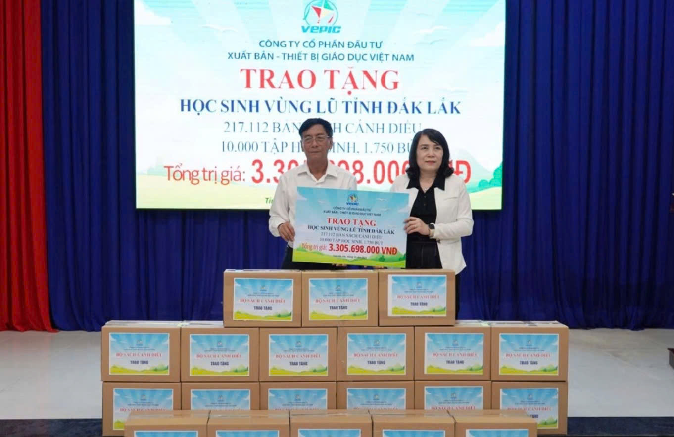 Hàng trăm ngàn sách giáo khoa đến với học sinh vùng lũ - Ảnh 1.