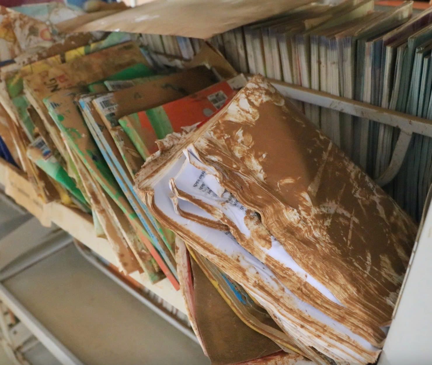 Hàng trăm ngàn sách giáo khoa đến với học sinh vùng lũ - Ảnh 2.