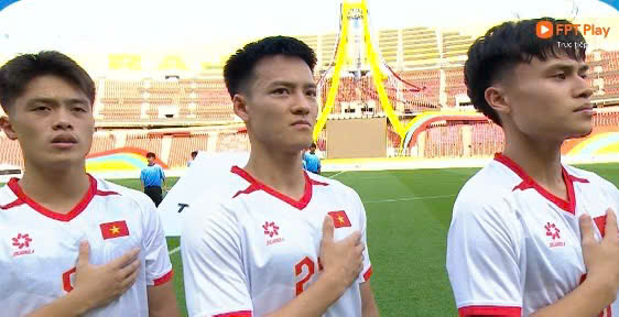 गरम: राजमंगला स्टेडियम में हुई घटना, यू.23 वियतनाम और यू.23 लाओस ने बिना संगीत के गाया राष्ट्रगान - फोटो 1. Nóng: Sự cố trên sân Rajamangala, U.23 Việt Nam và U.23 Lào hát Quốc ca không nhạc- Ảnh 1.