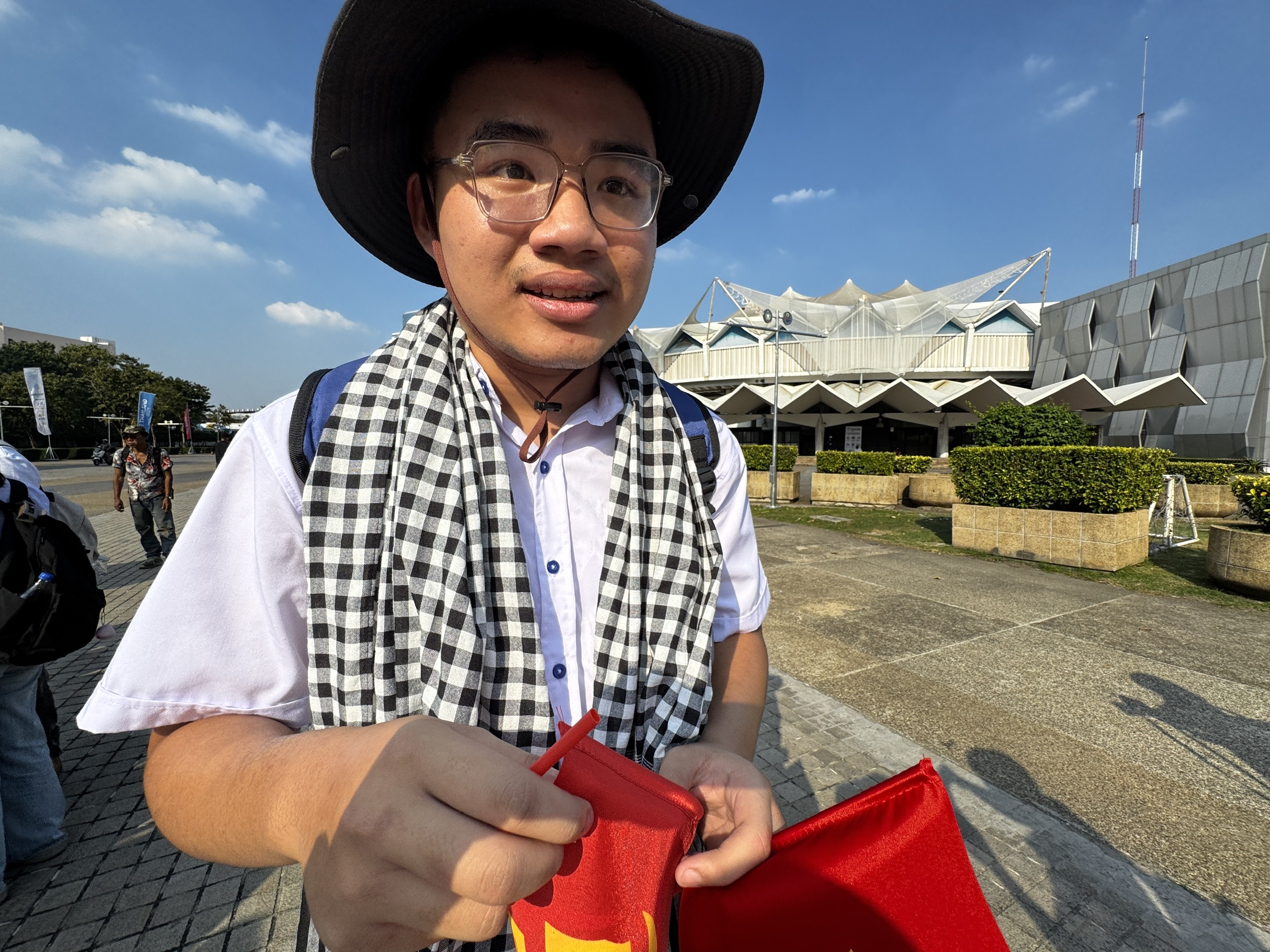 Nữ sinh đến Rajamangala xem U.23 Việt Nam: Mong Đình Bắc tỏa sáng…- Ảnh 2.