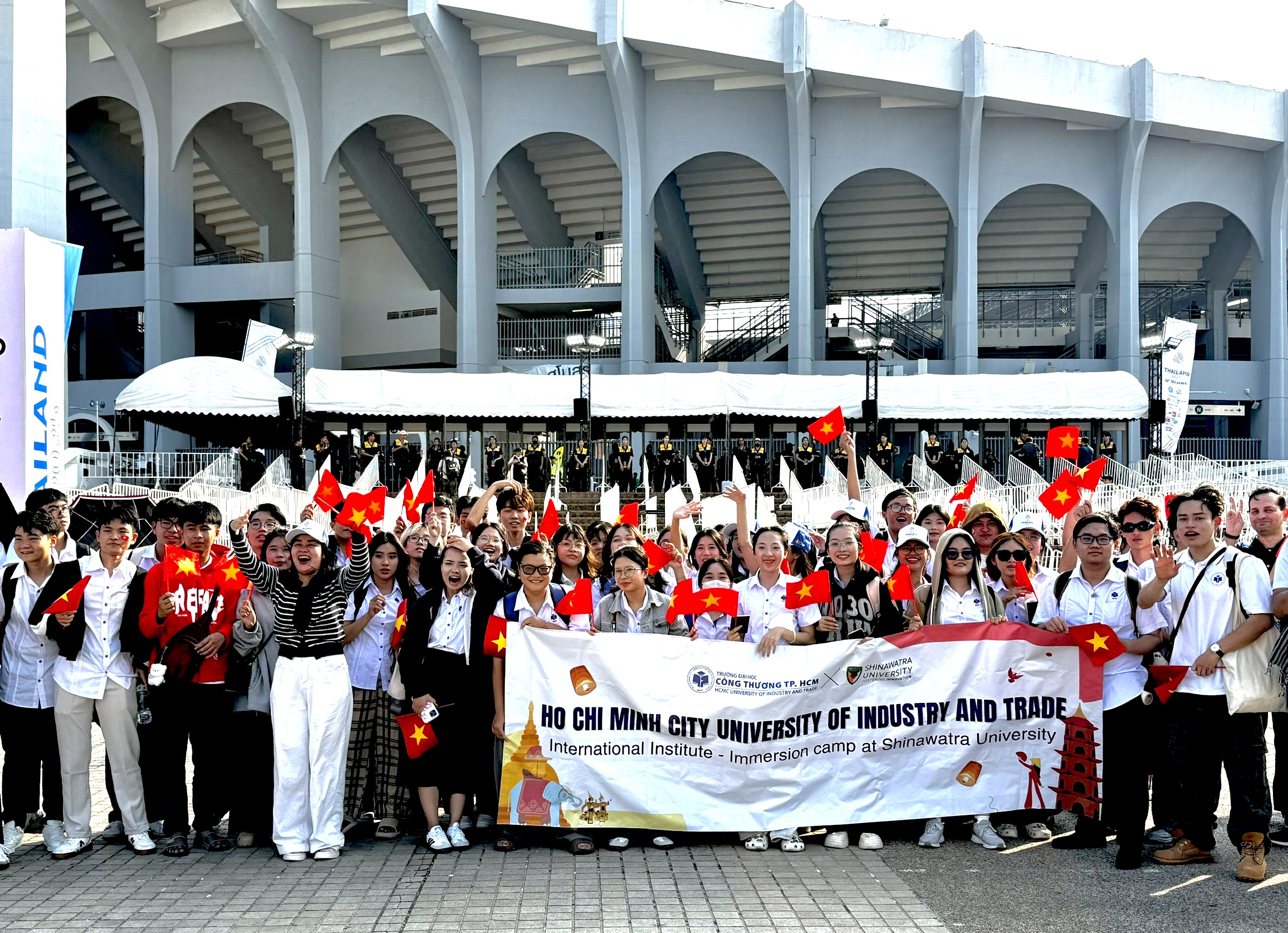 Nữ sinh đến Rajamangala xem U.23 Việt Nam: Mong Đình Bắc tỏa sáng…- Ảnh 1.