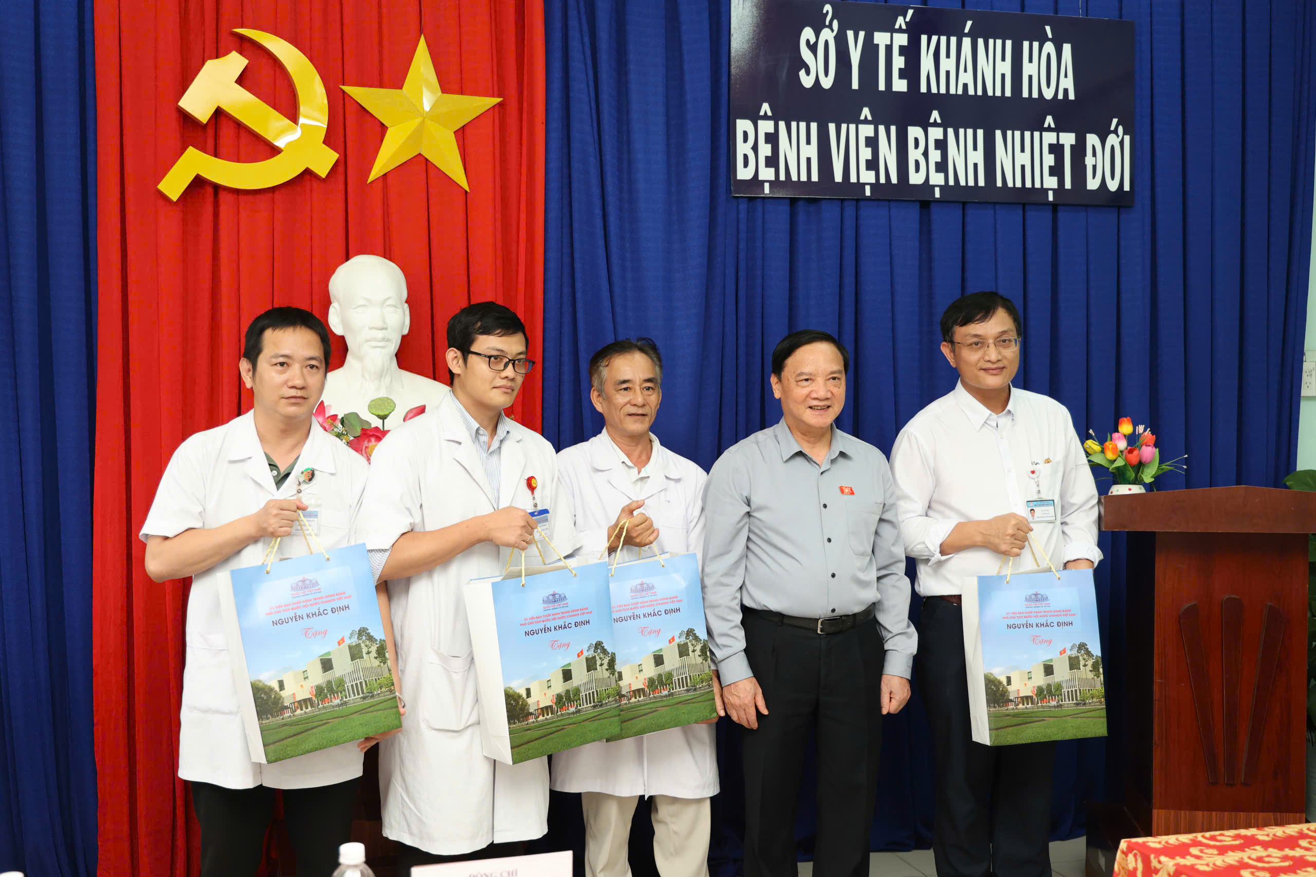 Phó chủ tịch Quốc hội Nguyễn Khắc Định thăm trường học và Bệnh viện tại khánh hòa - Ảnh 3.