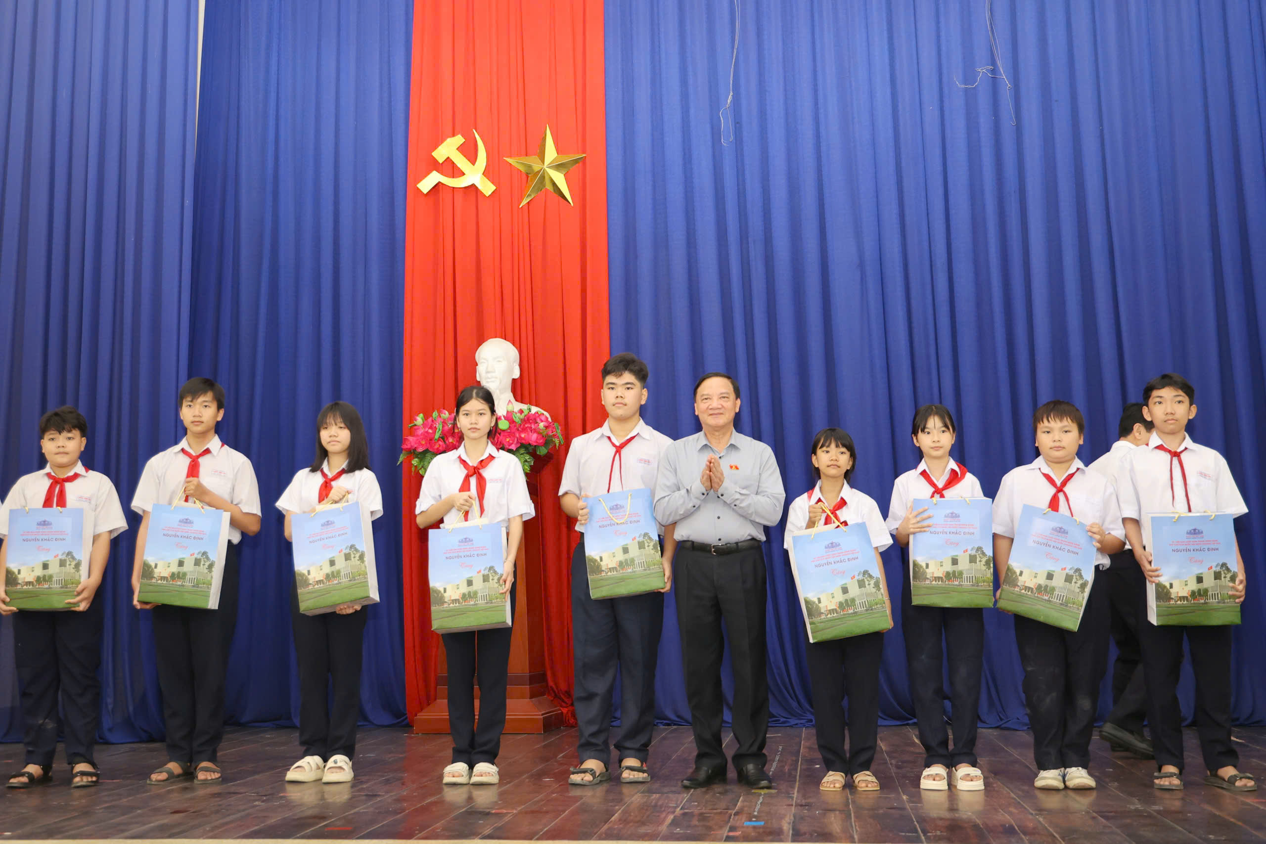 Phó chủ tịch Quốc hội Nguyễn Khắc Định thăm trường học và Bệnh viện tại khánh hòa - Ảnh 2.