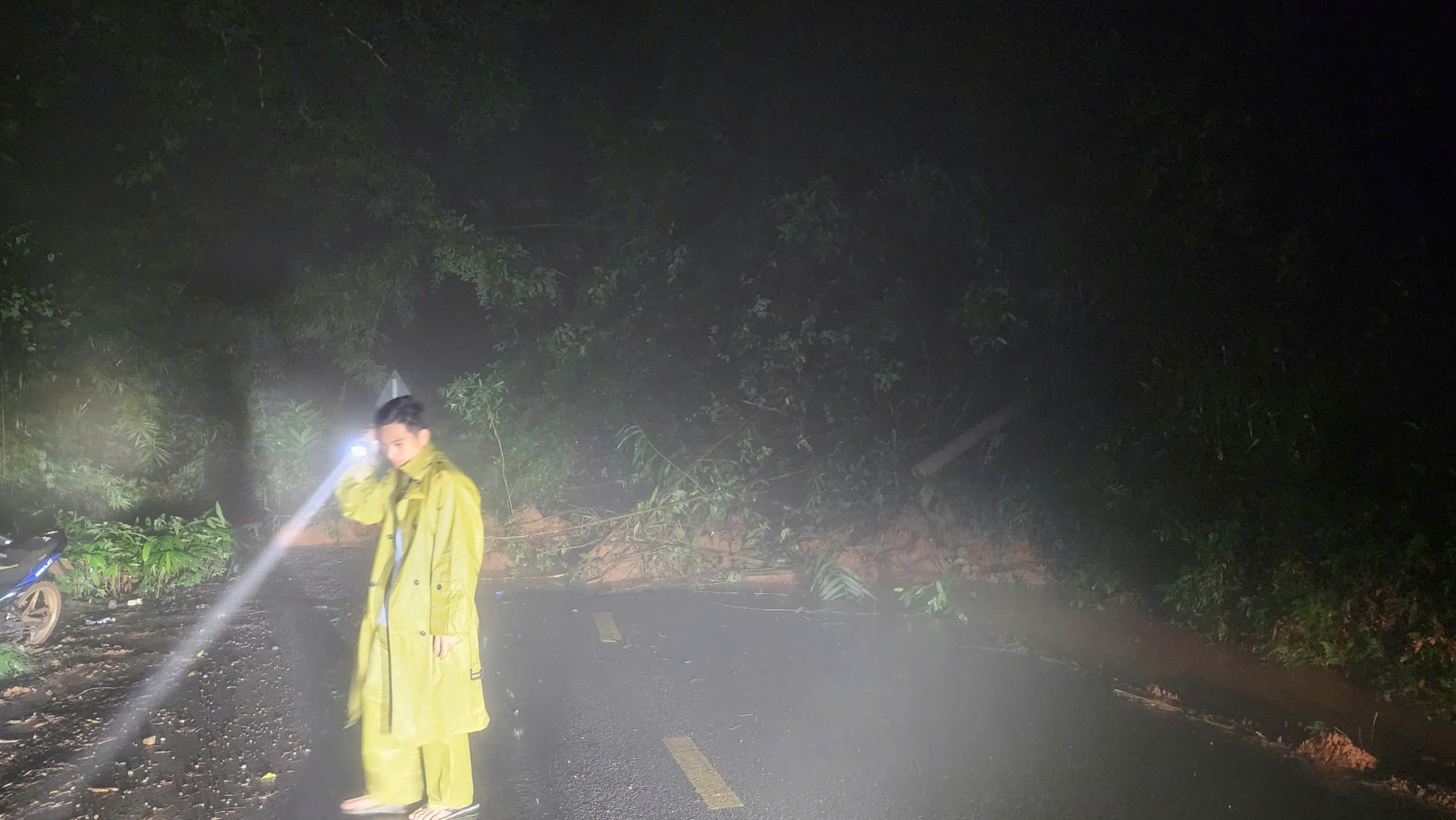 Đèo Gia Bắc QL28 nối Phan Thiết – Di Linh lại sạt lở nghiêm trọng - Ảnh 2.