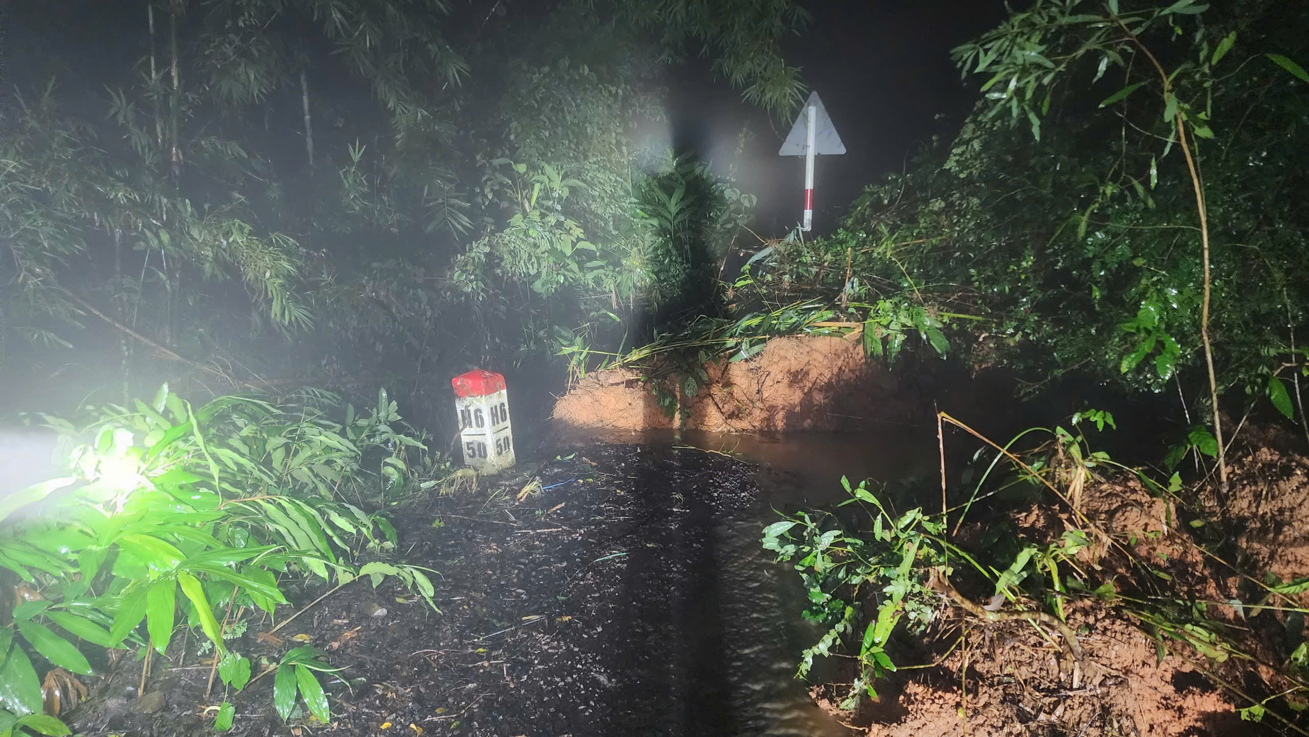 Đèo Gia Bắc QL28 nối Phan Thiết – Di Linh lại sạt lở nghiêm trọng - Ảnh 1.