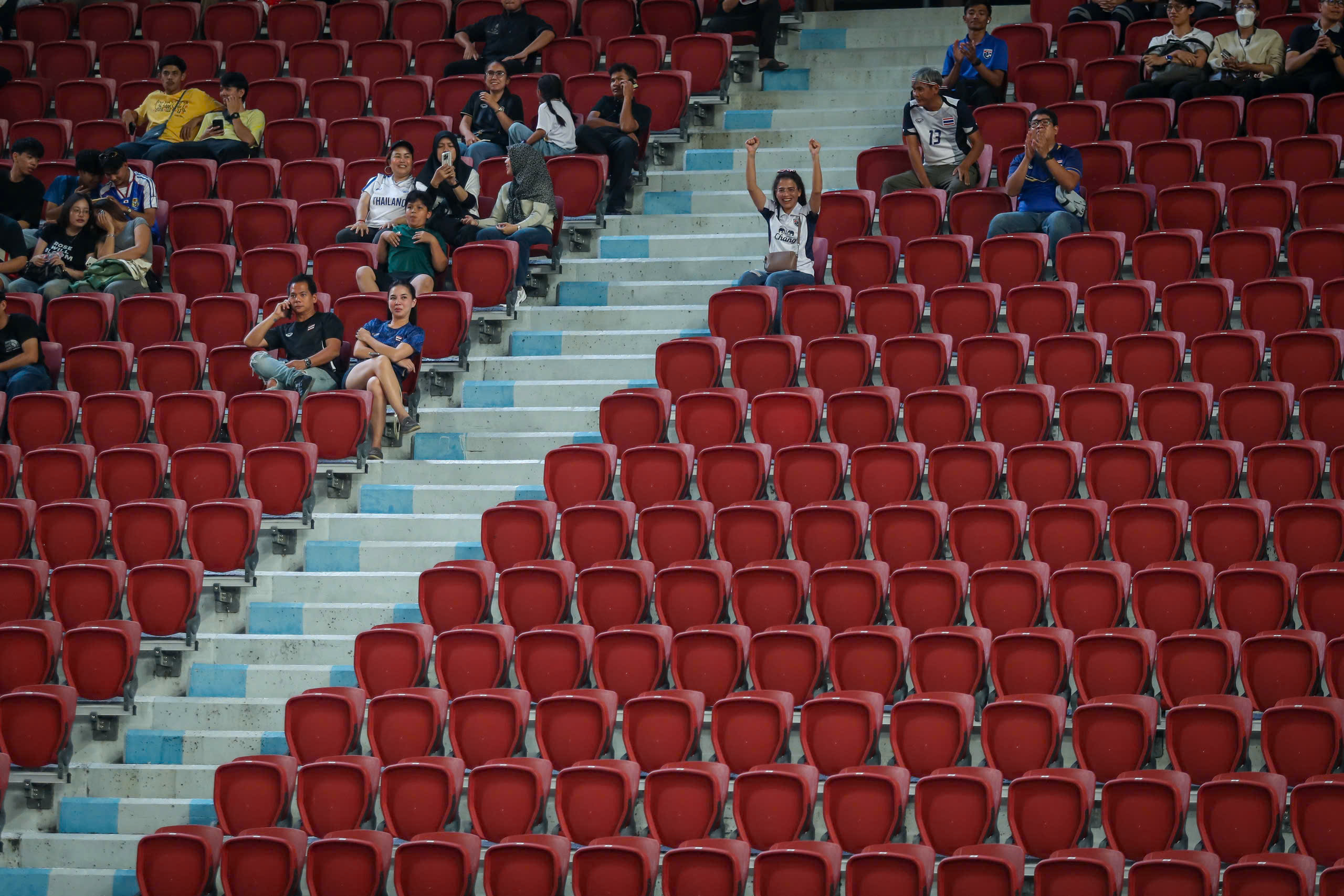 Cảnh tượng quá đỗi lạ lùng trên sân Rajamangala ngày U.23 Thái Lan xuất trận SEA Games 33- Ảnh 7.