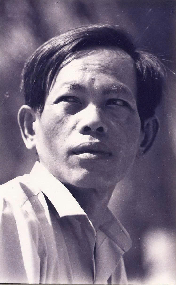 Lẵng hoa tưởng nhớ những người đã khuất- Ảnh 1. Lẵng hoa tưởng nhớ những người đã khuất- Ảnh 1.