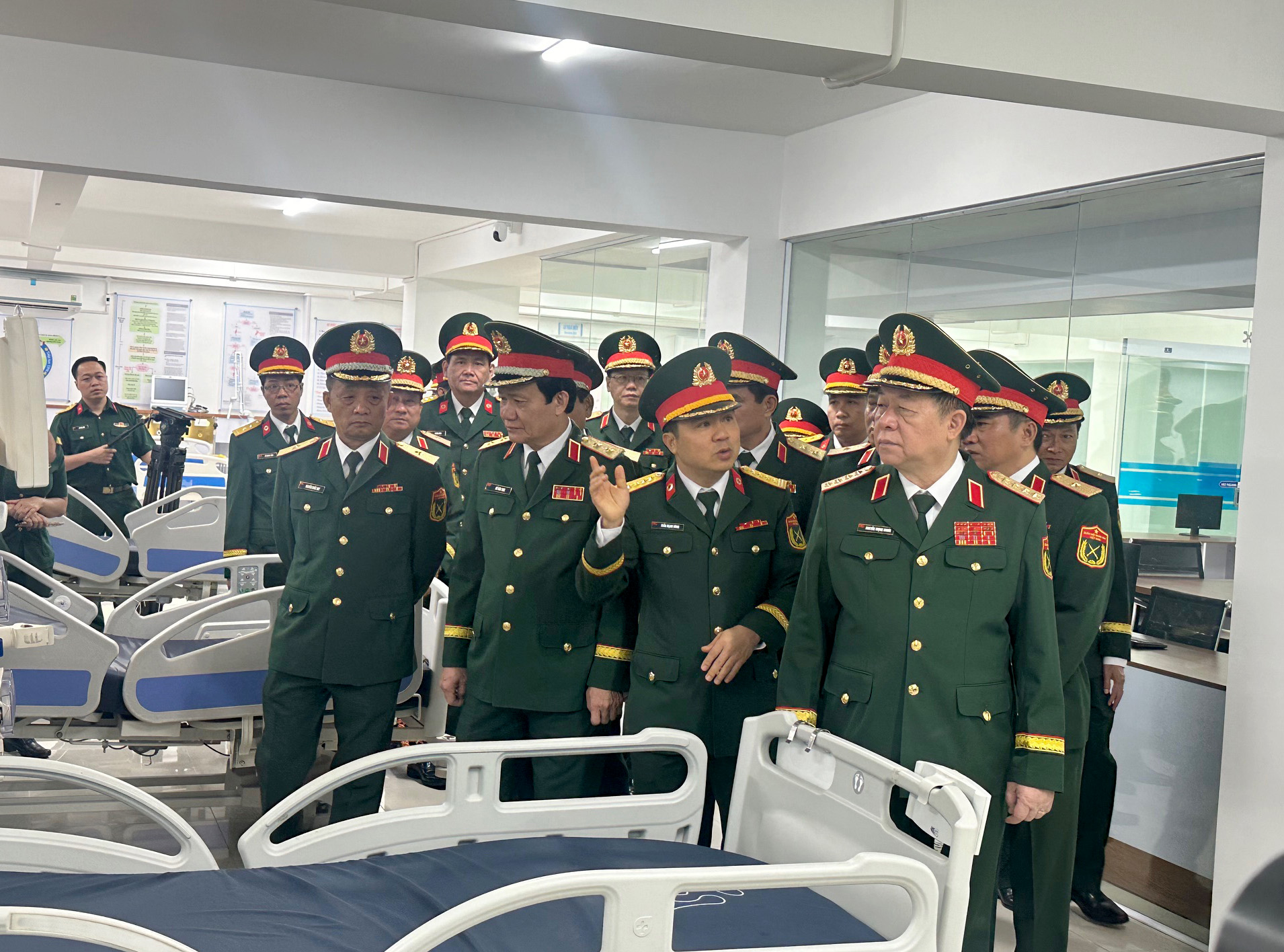 Đại tướng Nguyễn Trọng Nghĩa thăm Bệnh viện Quân y 121 và tặng quà bệnh nhân - Ảnh 2.