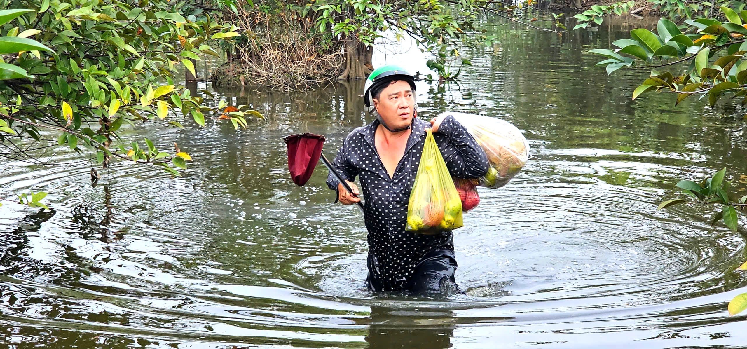 Gian nan nghề lội sình hái trái bình bát mưu sinh giữa lòng thành phố - Ảnh 3.