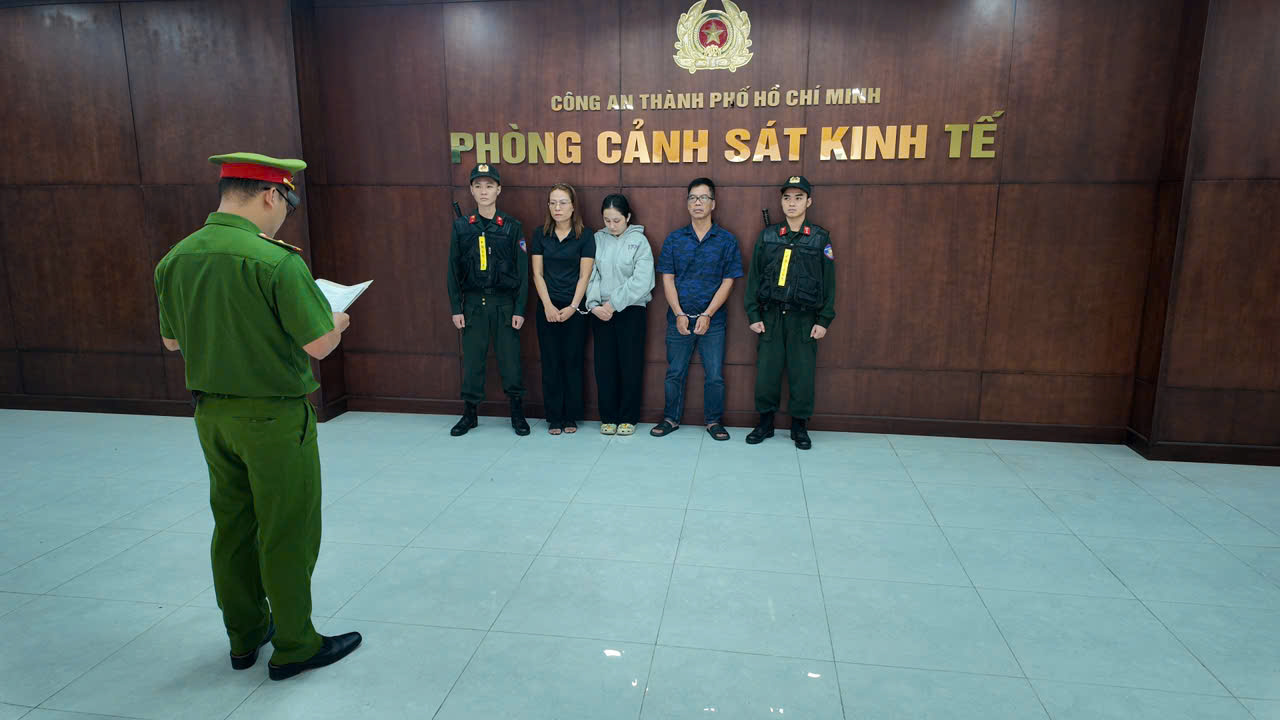 Công an TP.HCM triệt phá đường dây buôn lậu sữa whey protein quy mô lớn- Ảnh 1.