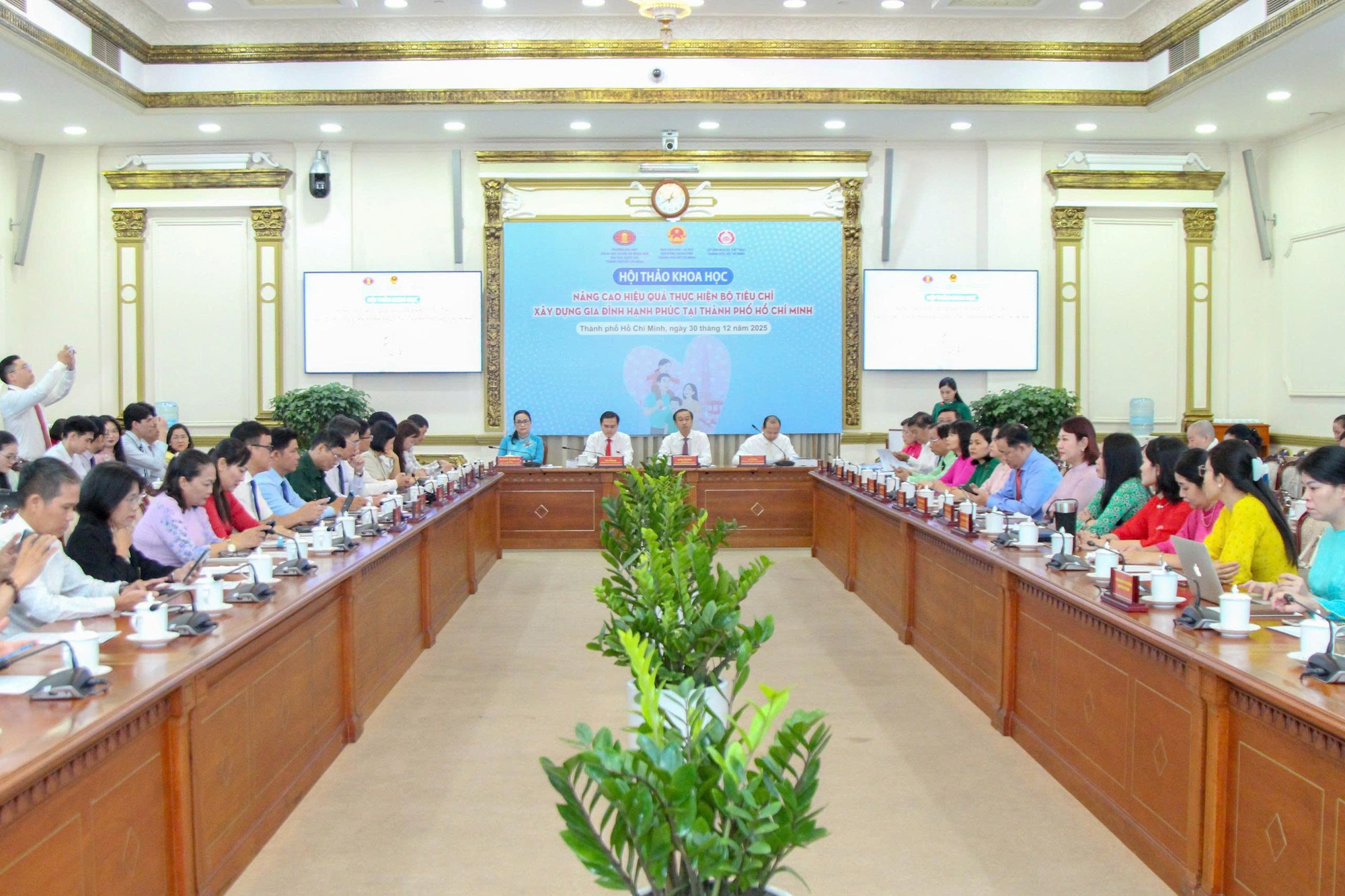 Gia đình Việt Nam ngày càng nhỏ, đơn thân gia tăng - Ảnh 1.