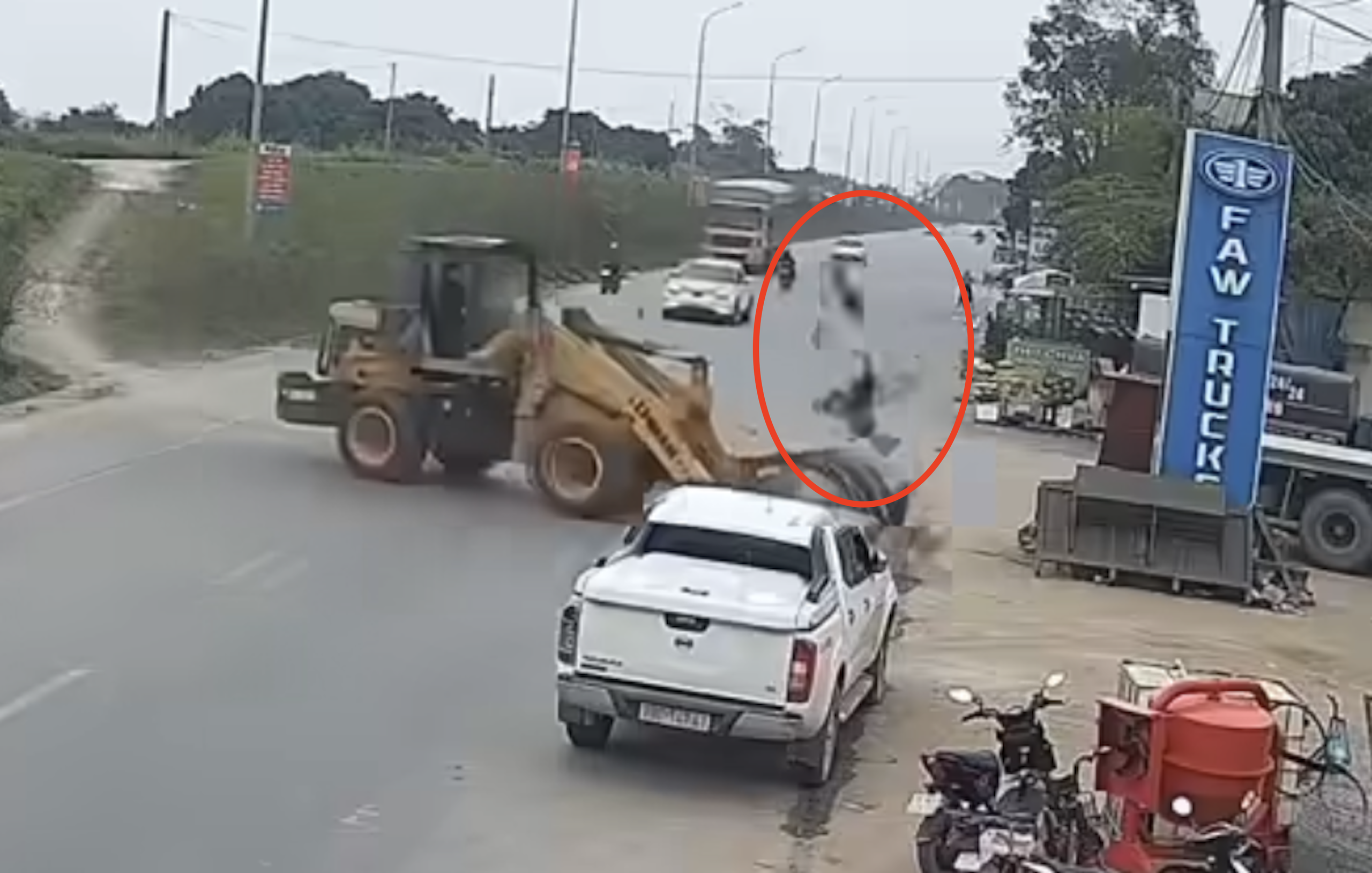 Bắt giam tài xế máy múc vì hất người phụ nữ đi xe máy lên trời- Ảnh 1.