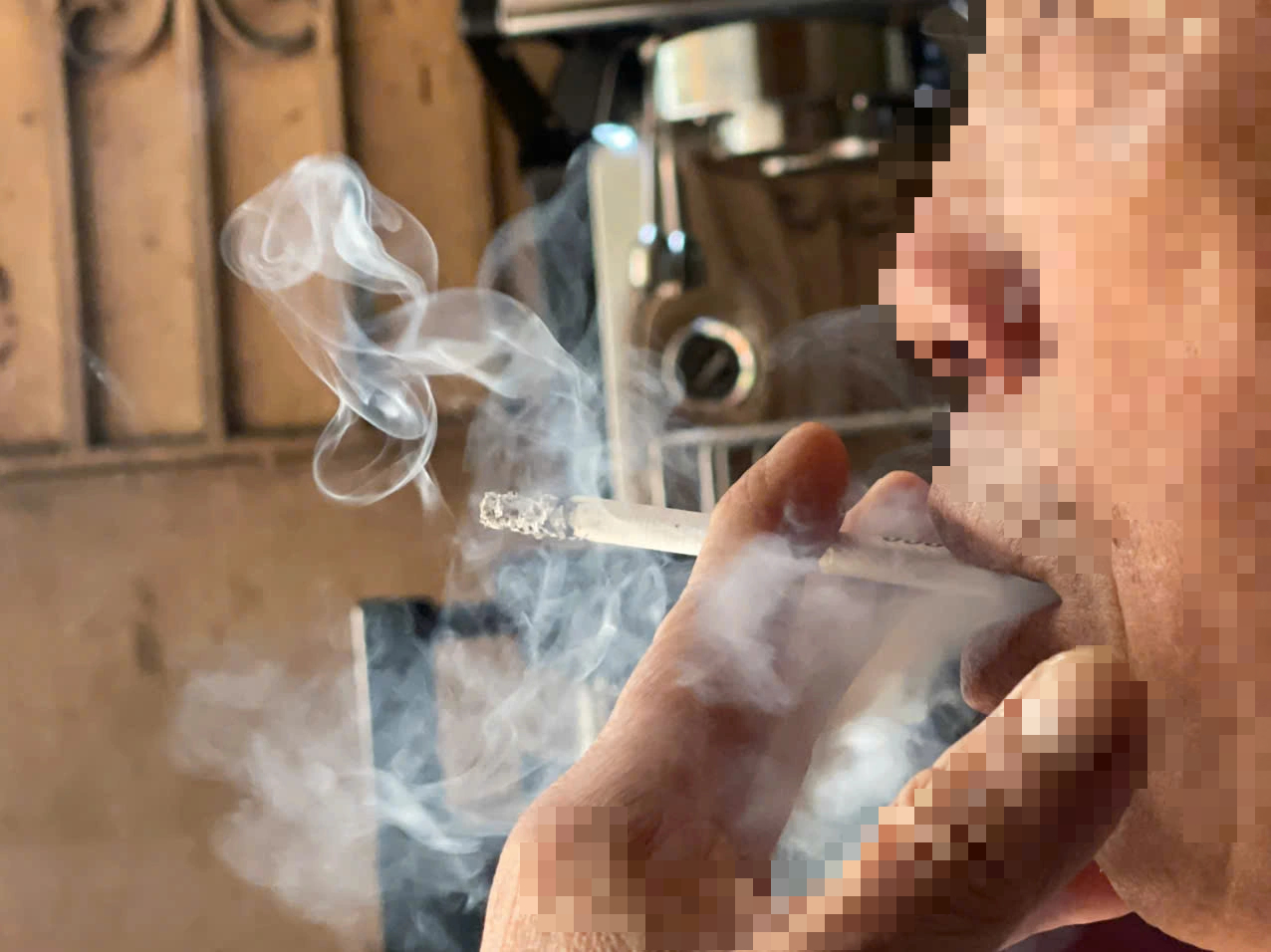 Báo động tình trạng hút thuốc lá thụ động nơi làm việc, quán cà phê- Ảnh 1.