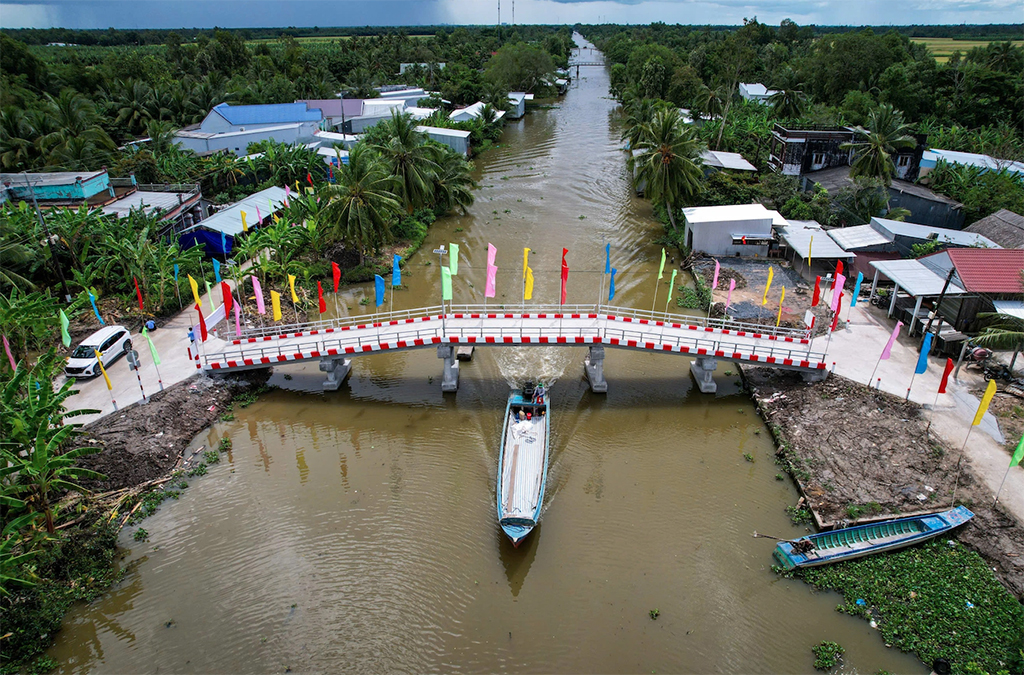 Chỉ c&oacute; ở Thanh Ni&ecirc;n: Những c&acirc;y cầu bừng s&aacute;ng v&ugrave;ng qu&ecirc;- Ảnh 2.