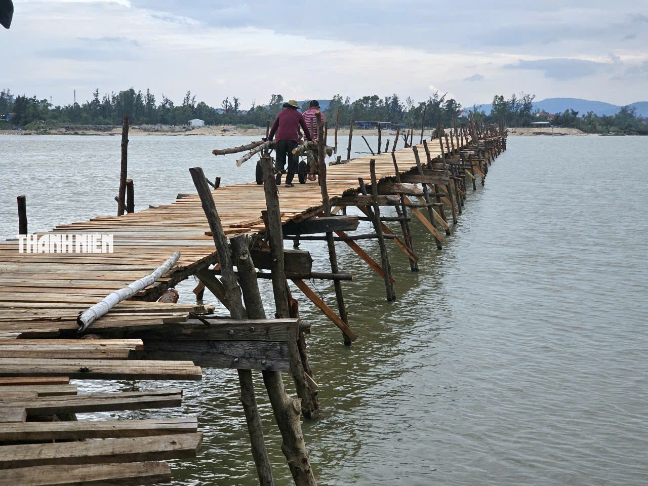 Cầu gỗ d&agrave;i nhất Việt Nam hồi sinh: &lsquo;Người nh&aacute;i&rsquo; dựng lại &Ocirc;ng Cọp - Ảnh 1.