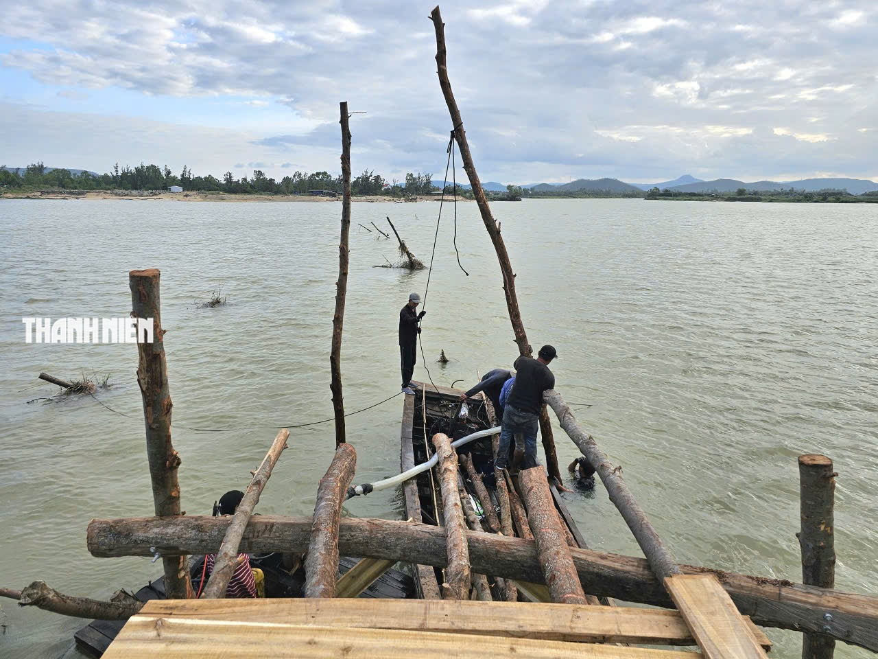 Cầu gỗ d&agrave;i nhất Việt Nam hồi sinh: &lsquo;Người nh&aacute;i&rsquo; dựng lại &Ocirc;ng Cọp - Ảnh 4.