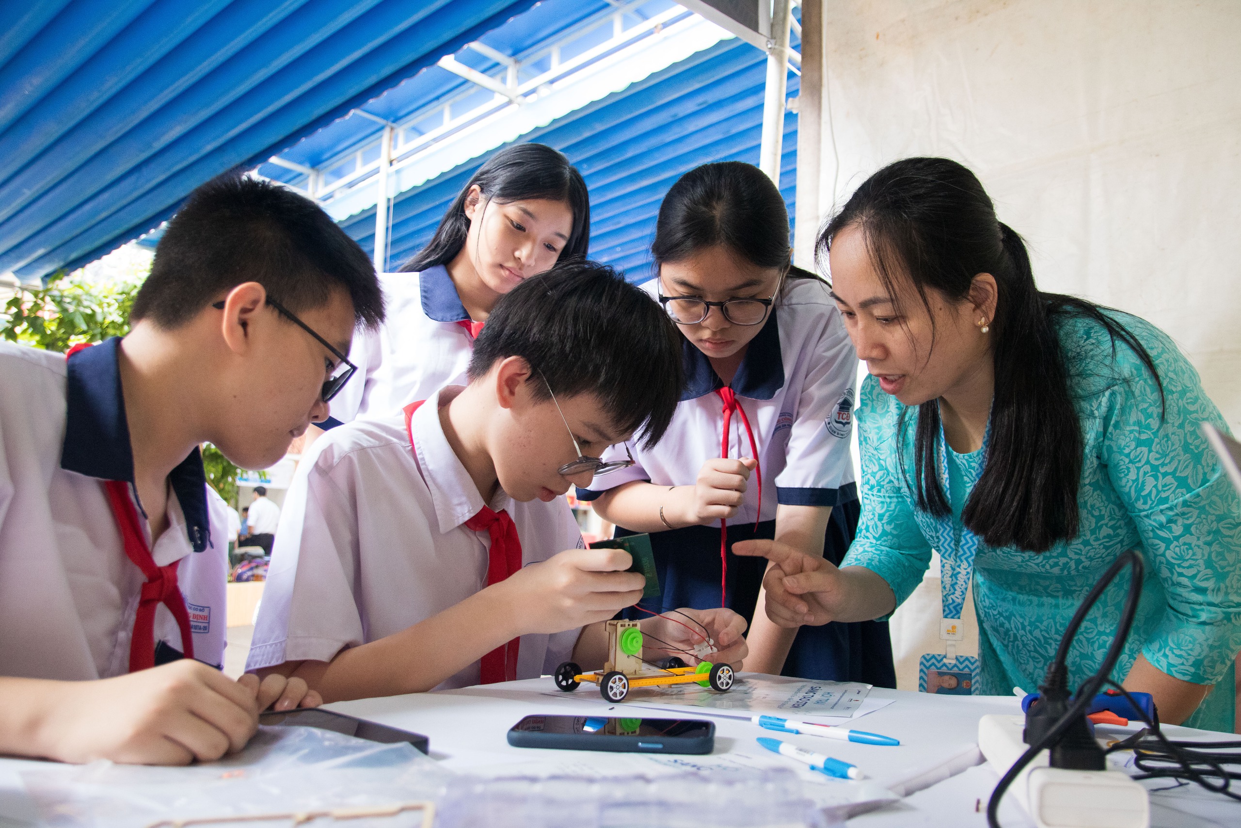 Làm sao để AI không xói mòn tư duy và sáng tạo của học sinh? - Ảnh 1.