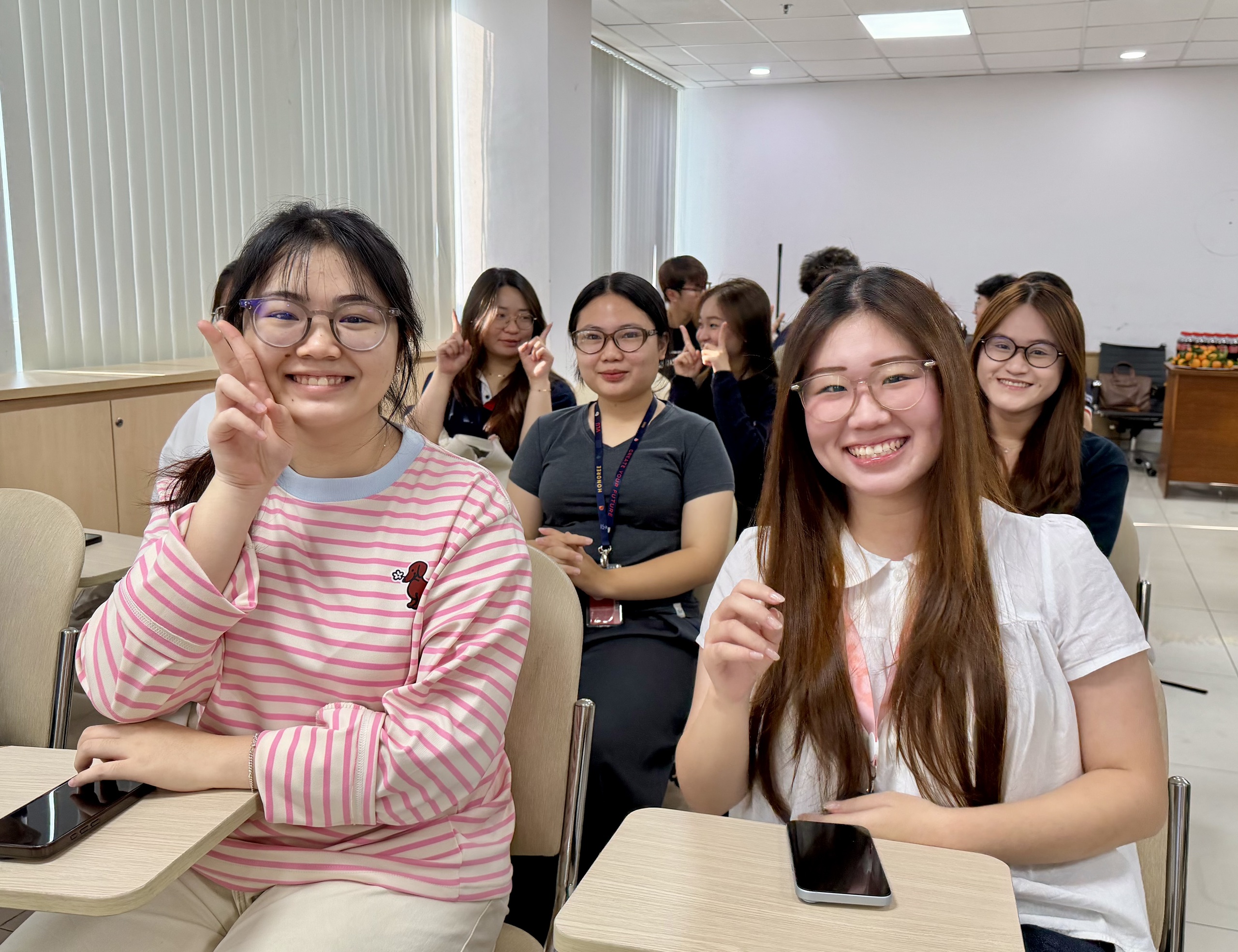 Sinh viên Trường ĐH Văn Lang học thẩm định tin tức tại Báo Thanh Niên - Ảnh 1.