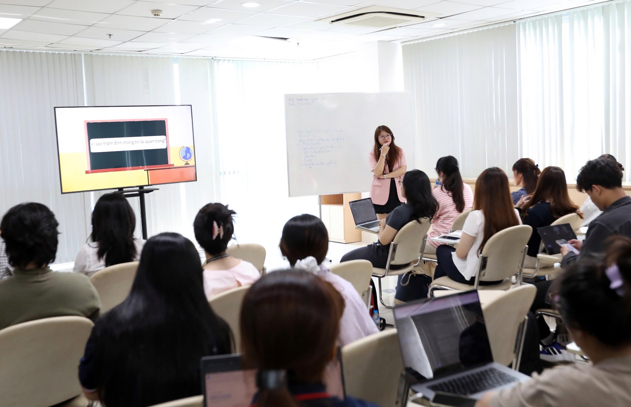 Sinh viên Trường ĐH Văn Lang học thẩm định tin tức tại Báo Thanh Niên - Ảnh 6.