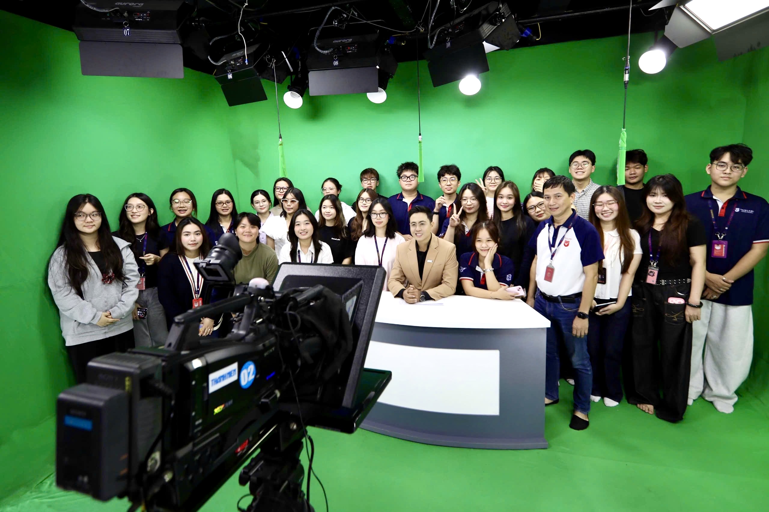 Sinh viên Trường ĐH Văn Lang học thẩm định tin tức tại Báo Thanh Niên - Ảnh 4.