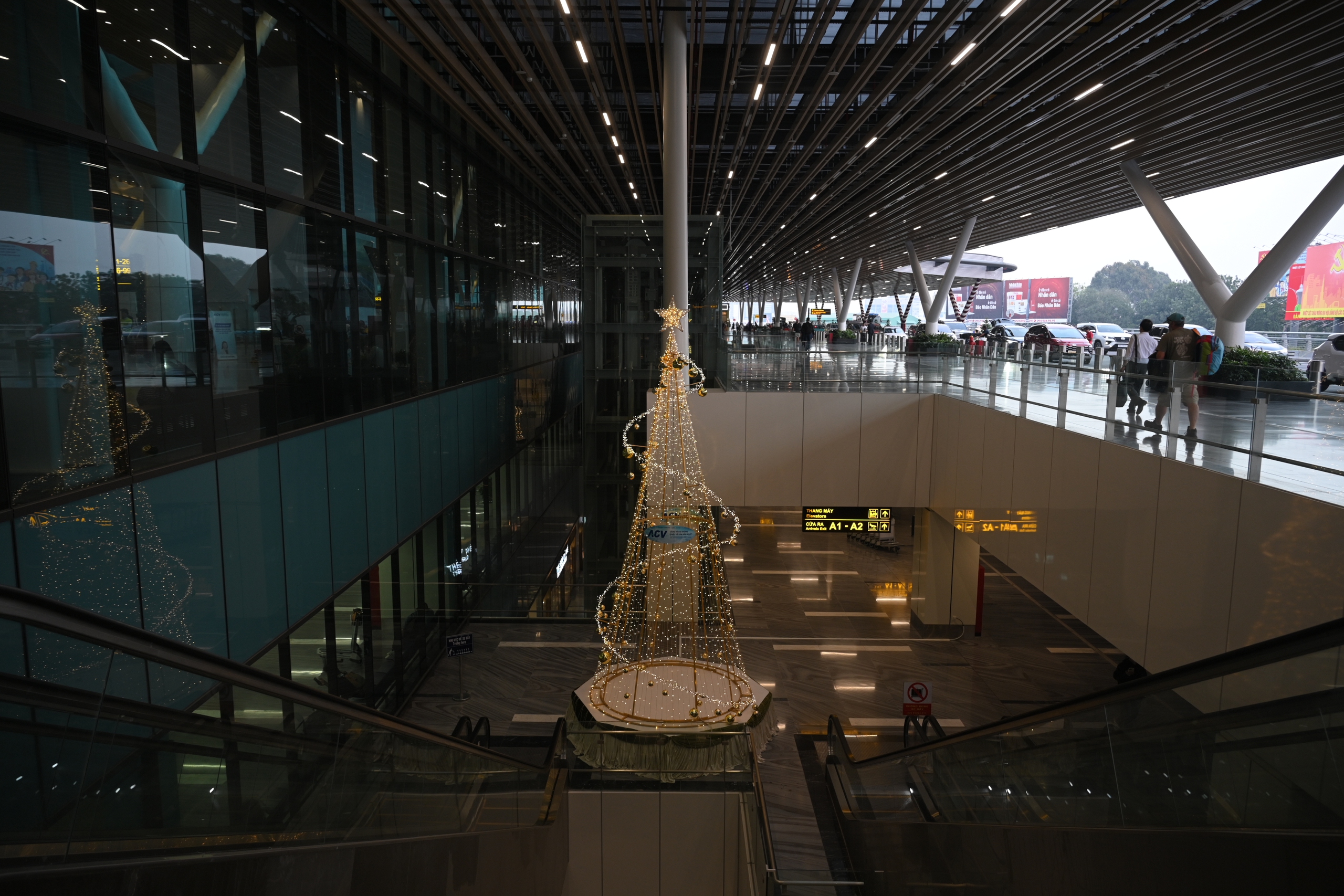 Nh&agrave; ga T3 T&acirc;n Sơn Nhất 'l&ecirc;n đồ' lung linh đ&oacute;n h&agrave;ng vạn kh&aacute;ch đầu năm mới - Ảnh 5.