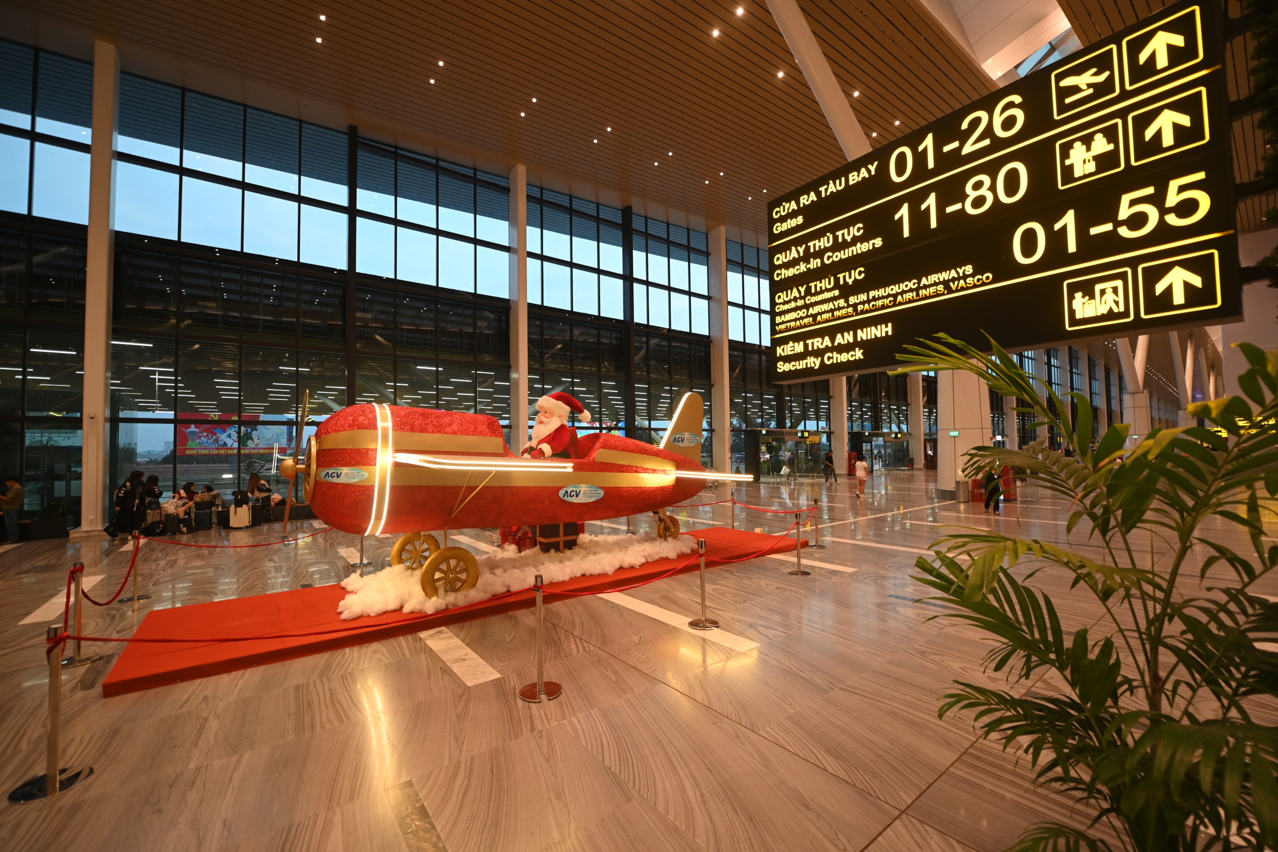 Nh&agrave; ga T3 T&acirc;n Sơn Nhất 'l&ecirc;n đồ' lung linh đ&oacute;n h&agrave;ng vạn kh&aacute;ch đầu năm mới - Ảnh 7.