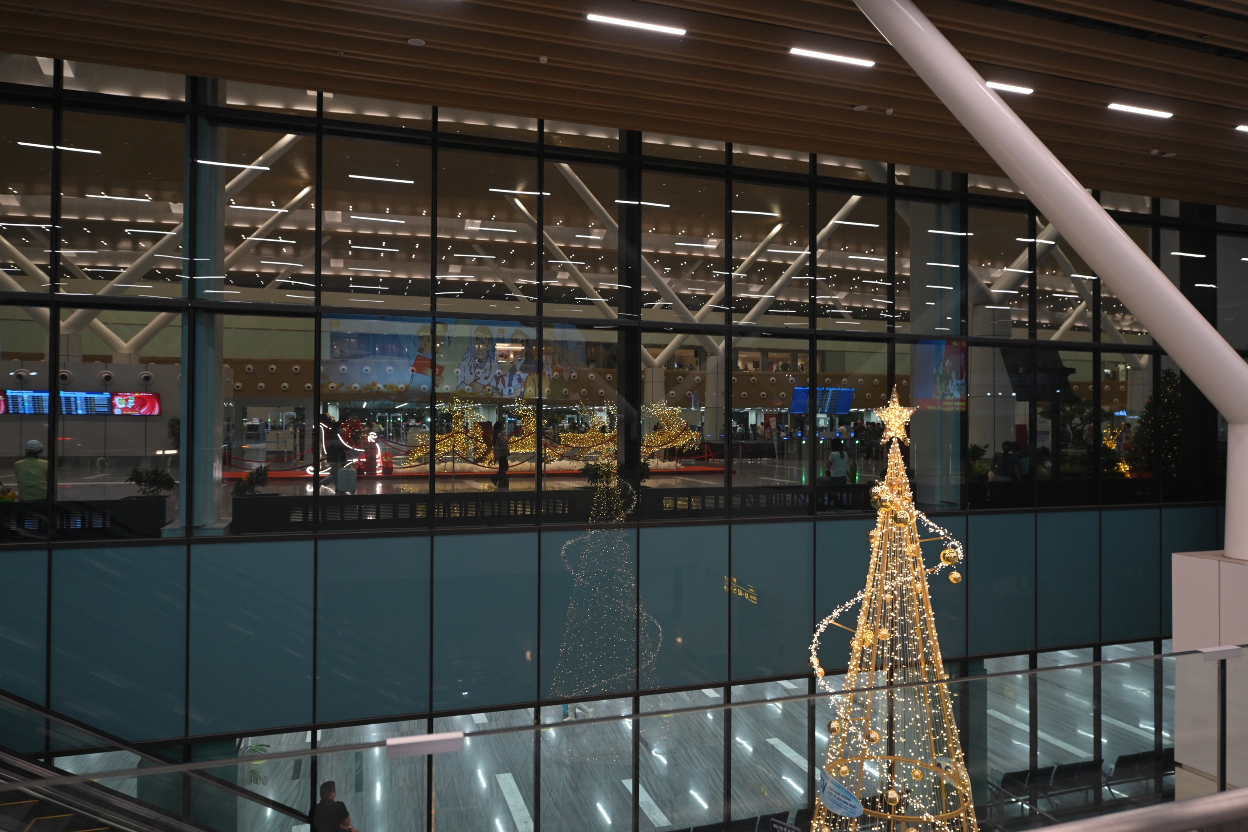 Nh&agrave; ga T3 T&acirc;n Sơn Nhất 'l&ecirc;n đồ' lung linh đ&oacute;n h&agrave;ng vạn kh&aacute;ch đầu năm mới - Ảnh 6.