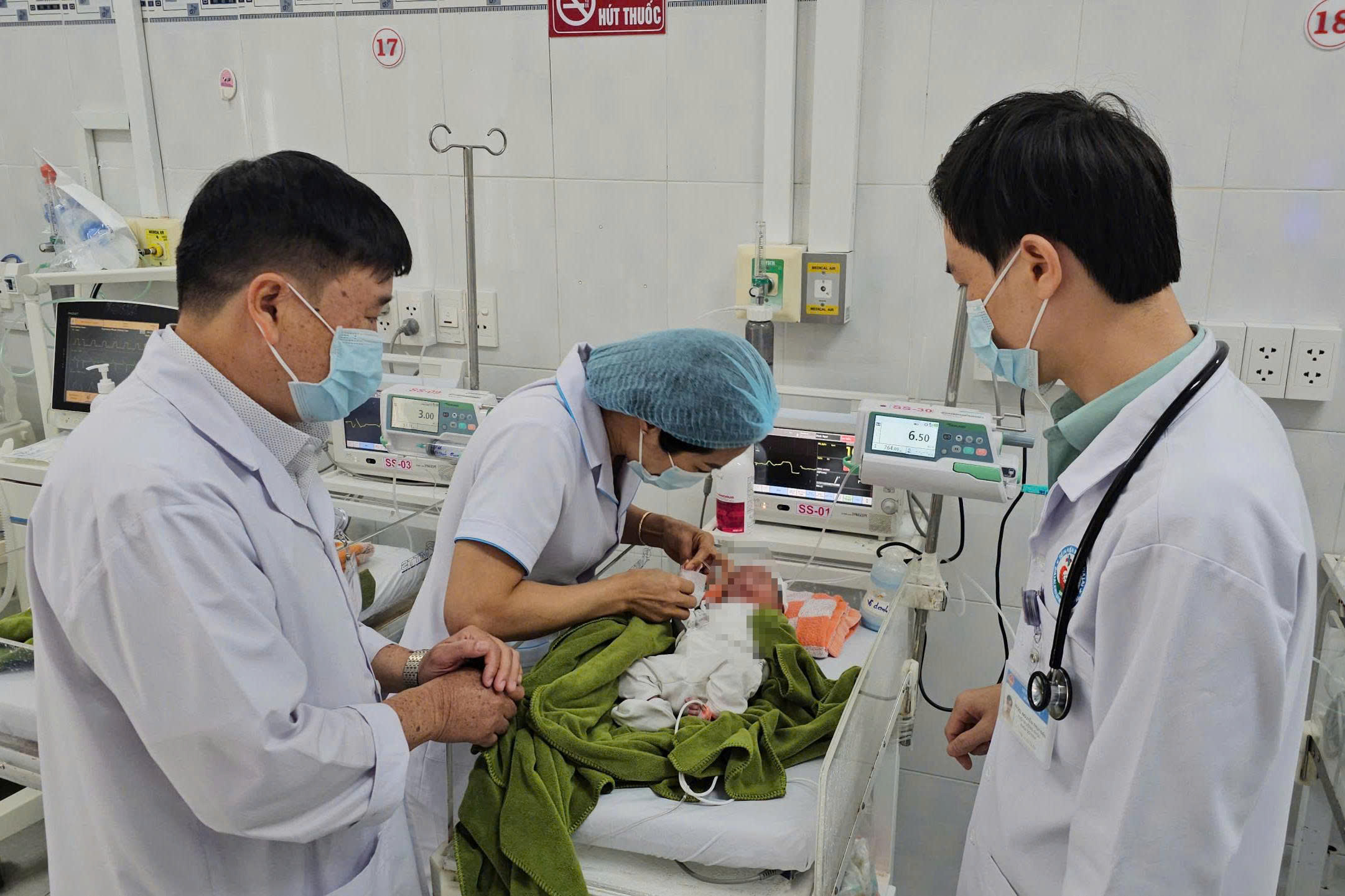 Bé gái bị vùi trong vườn cao su được đưa về Đà Nẵng nhận nuôi - Ảnh 1.