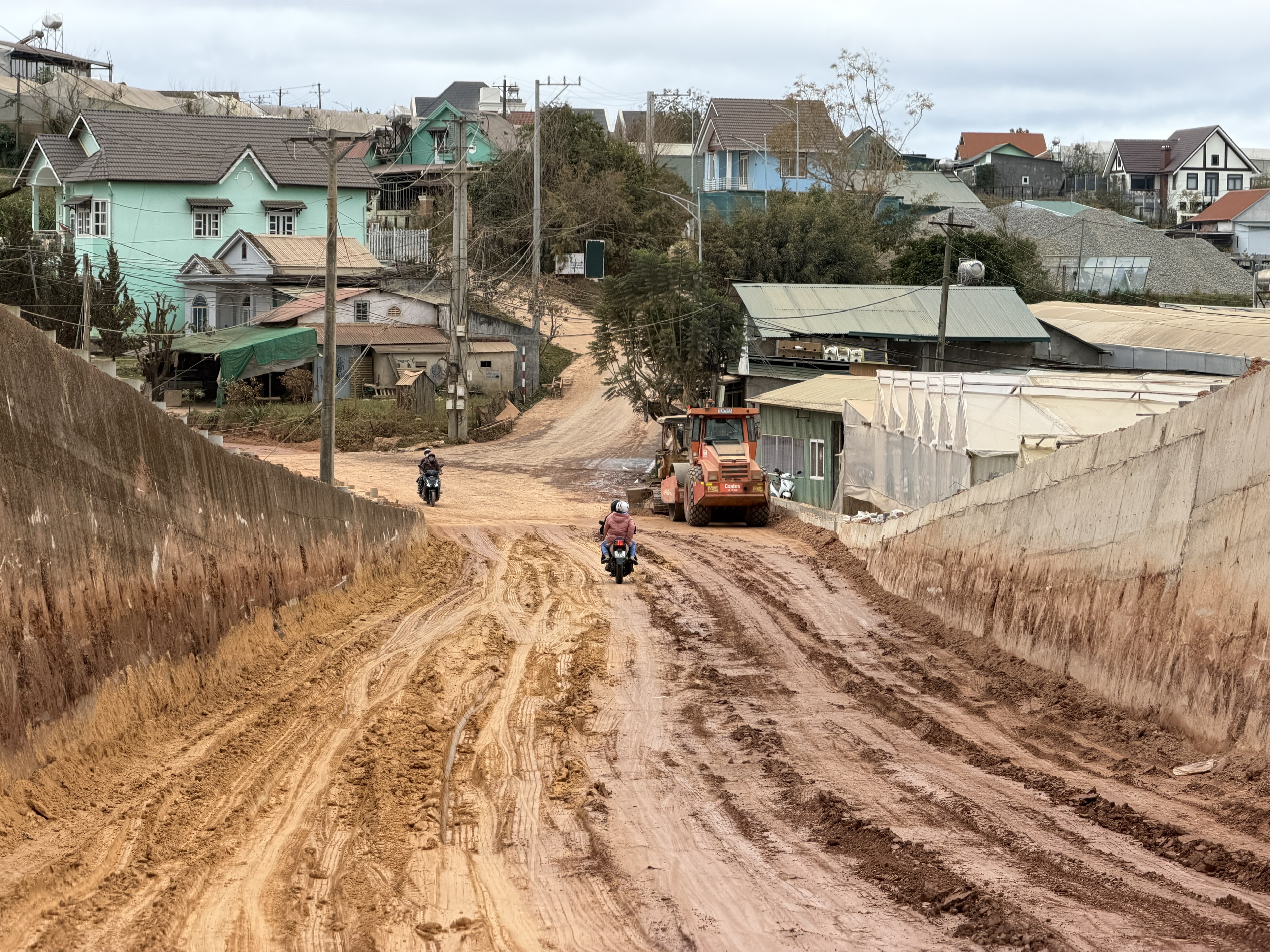 Tiến độ chậm tuyến đường Đ&agrave; Lạt ảnh hưởng đến đời sống người d&acirc;n v&agrave; du lịch - Ảnh 4.