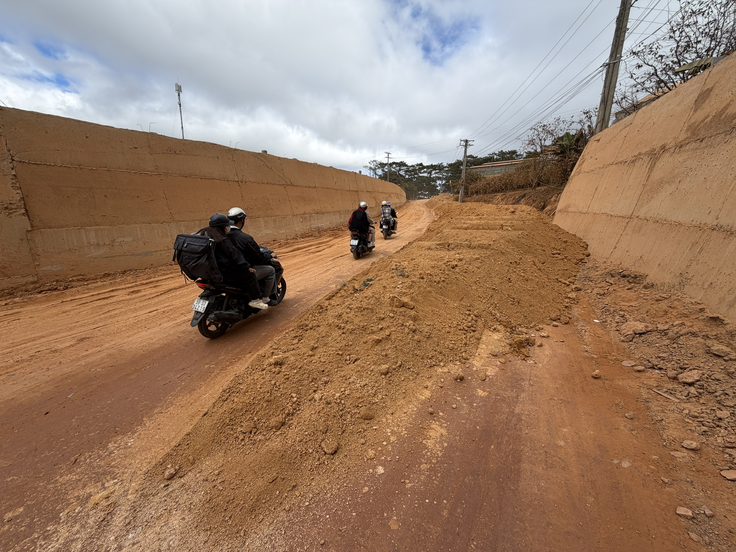 Tiến độ chậm tuyến đường Đ&agrave; Lạt ảnh hưởng đến đời sống người d&acirc;n v&agrave; du lịch - Ảnh 5.
