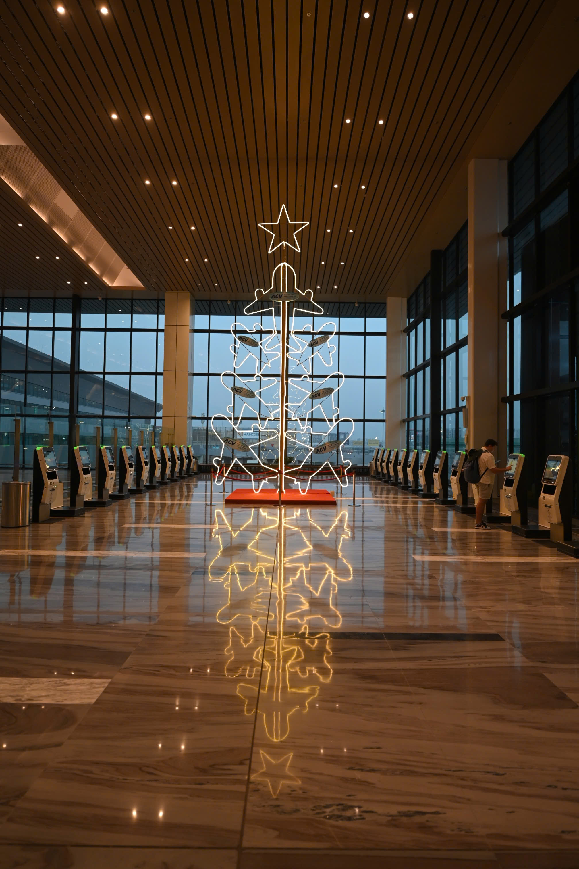 Nh&agrave; ga T3 T&acirc;n Sơn Nhất 'l&ecirc;n đồ' lung linh đ&oacute;n h&agrave;ng vạn kh&aacute;ch đầu năm mới - Ảnh 3.