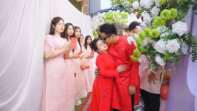 T&igrave;nh y&ecirc;u đặc biệt của cặp đ&ocirc;i hiếm c&oacute;: Vợ cao 1,2m, hơn chồng khiếm thị 14 tuổi- Ảnh 1.