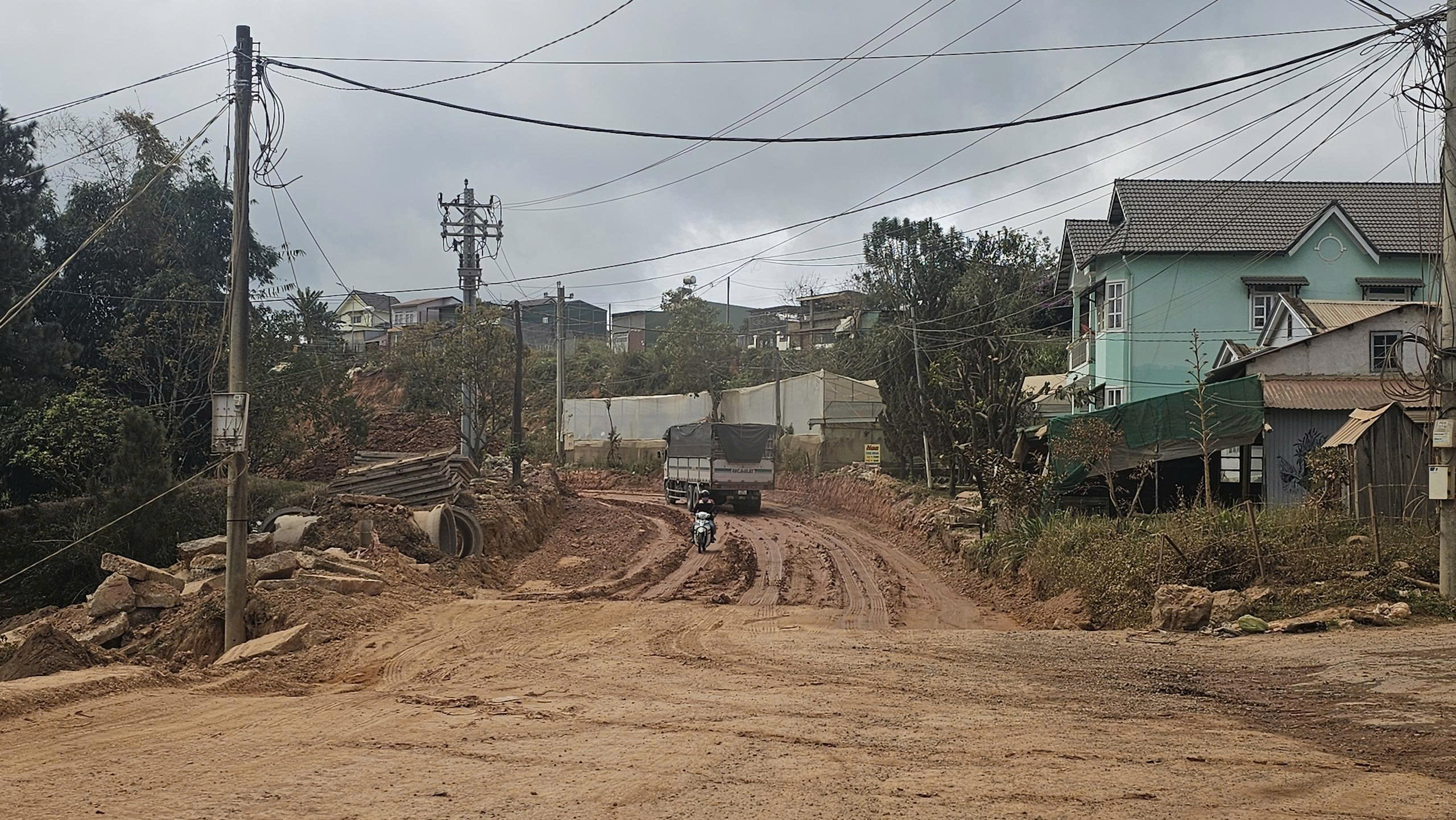 Tiến độ chậm tuyến đường Đ&agrave; Lạt ảnh hưởng đến đời sống người d&acirc;n v&agrave; du lịch - Ảnh 3.