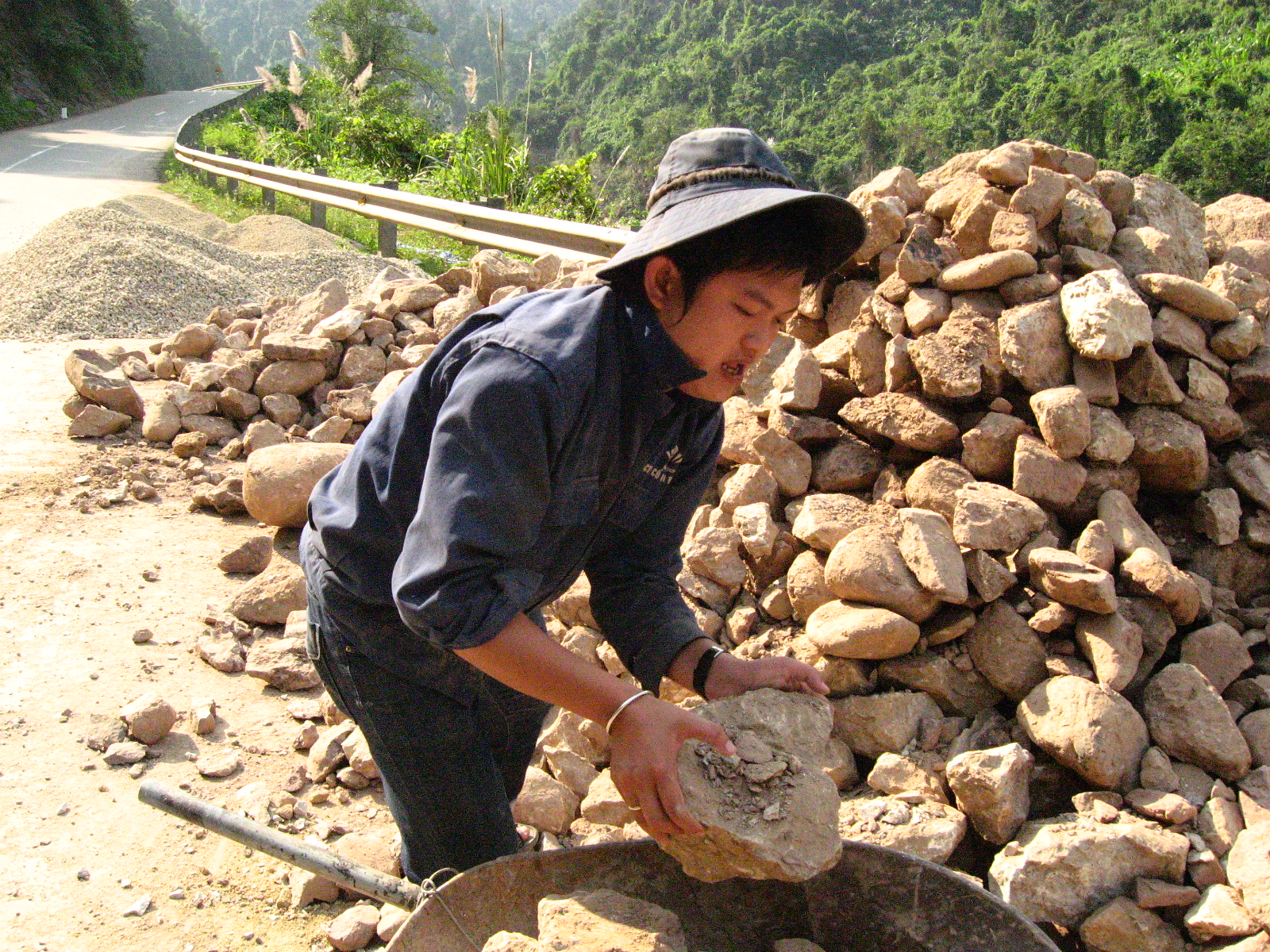 L&agrave;m b&aacute;o nơi miền Trung lũ lụt: H&agrave;nh tr&igrave;nh vượt kh&oacute; v&agrave; sẻ chia với Cuộc sống - Ảnh 1.