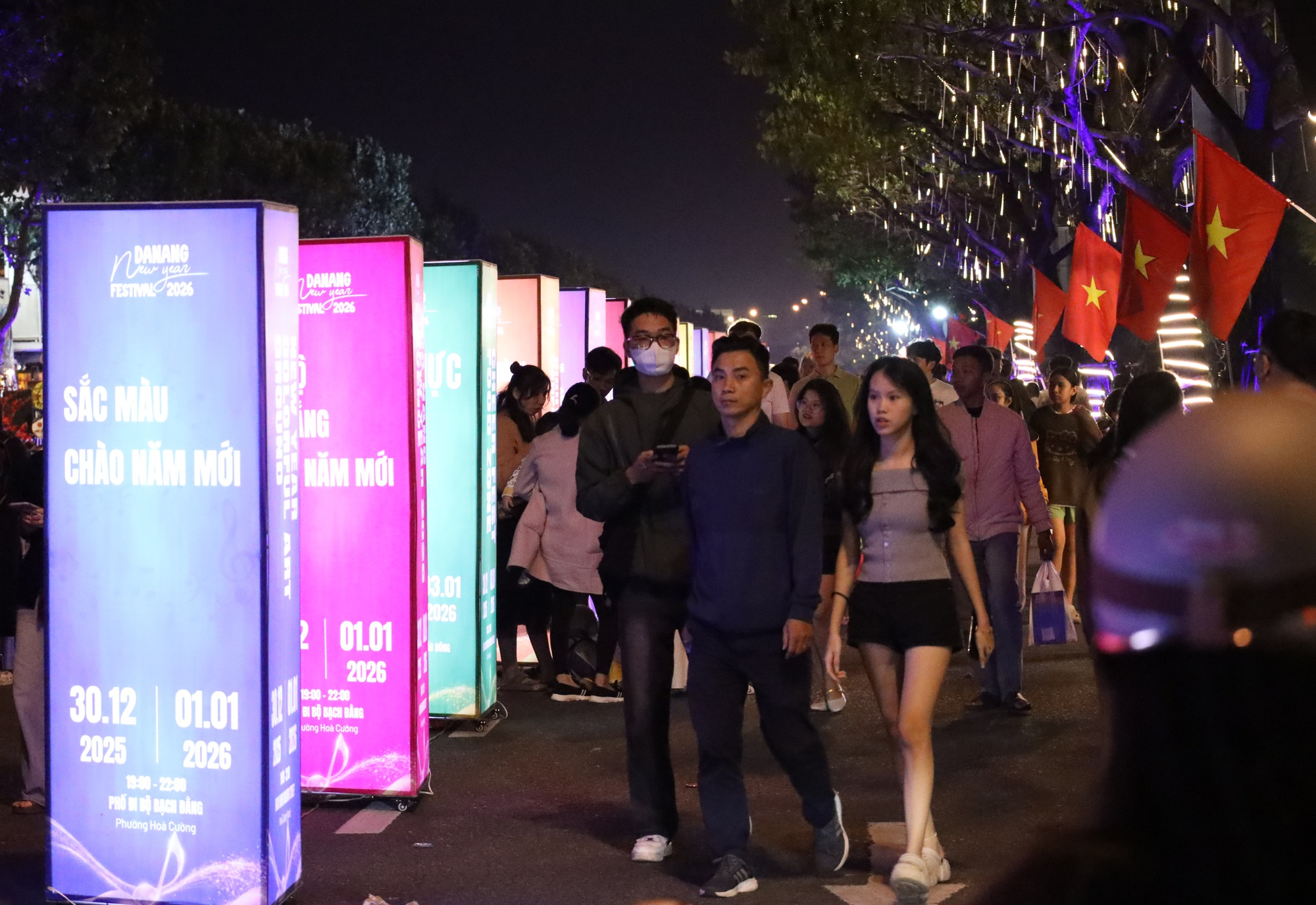 Giao thừa 2026: Đ&agrave; Nẵng đ&ocirc;ng nghẹt xe cộ, phố phường kh&ocirc;ng ngủ - Ảnh 2.