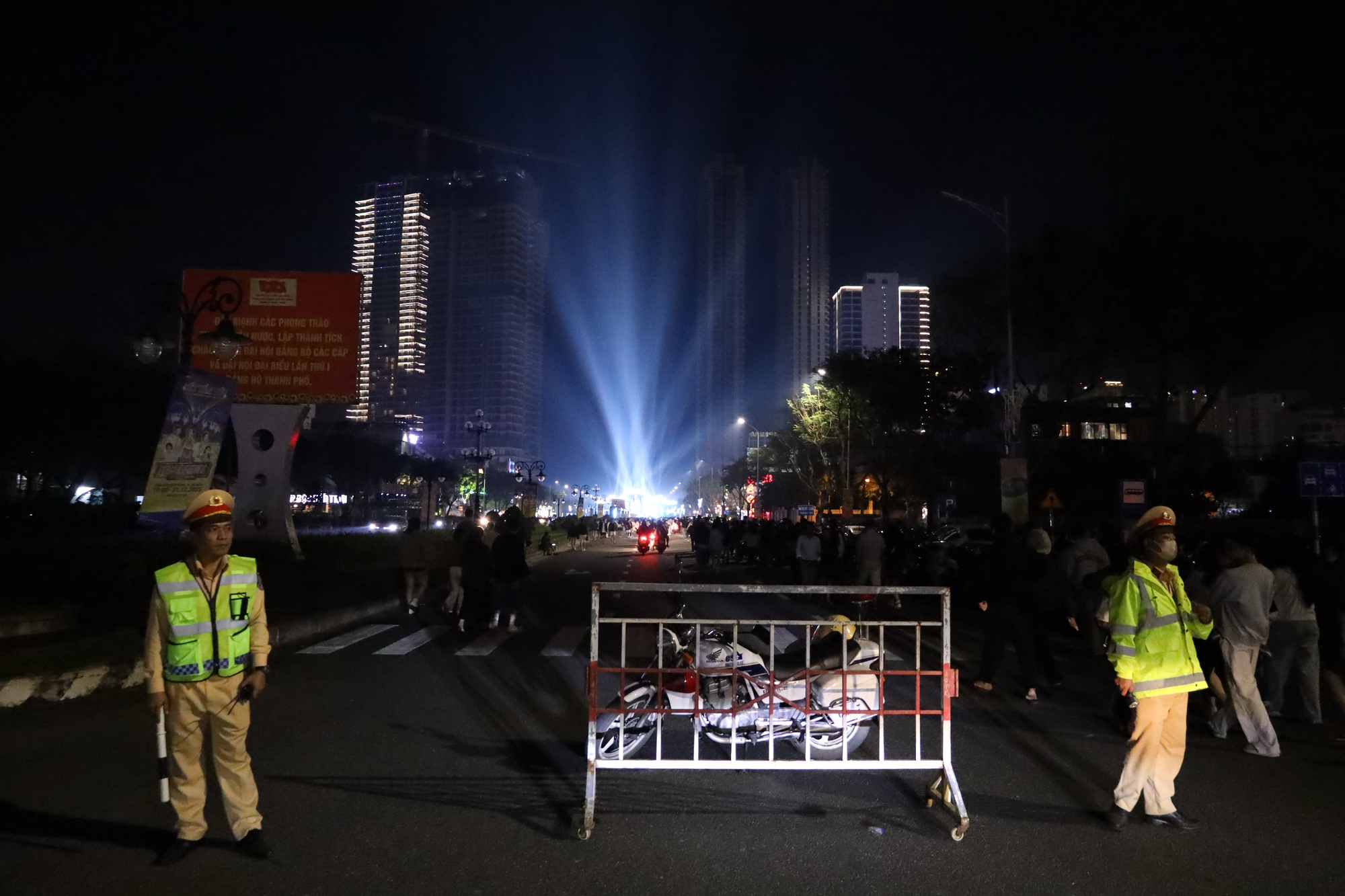 Giao thừa 2026: Đ&agrave; Nẵng đ&ocirc;ng nghẹt xe cộ, phố phường kh&ocirc;ng ngủ - Ảnh 12.