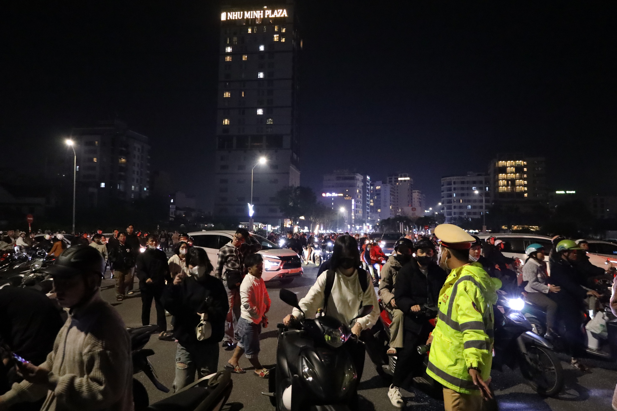 Giao thừa 2026: Đ&agrave; Nẵng đ&ocirc;ng nghẹt xe cộ, phố phường kh&ocirc;ng ngủ - Ảnh 11.