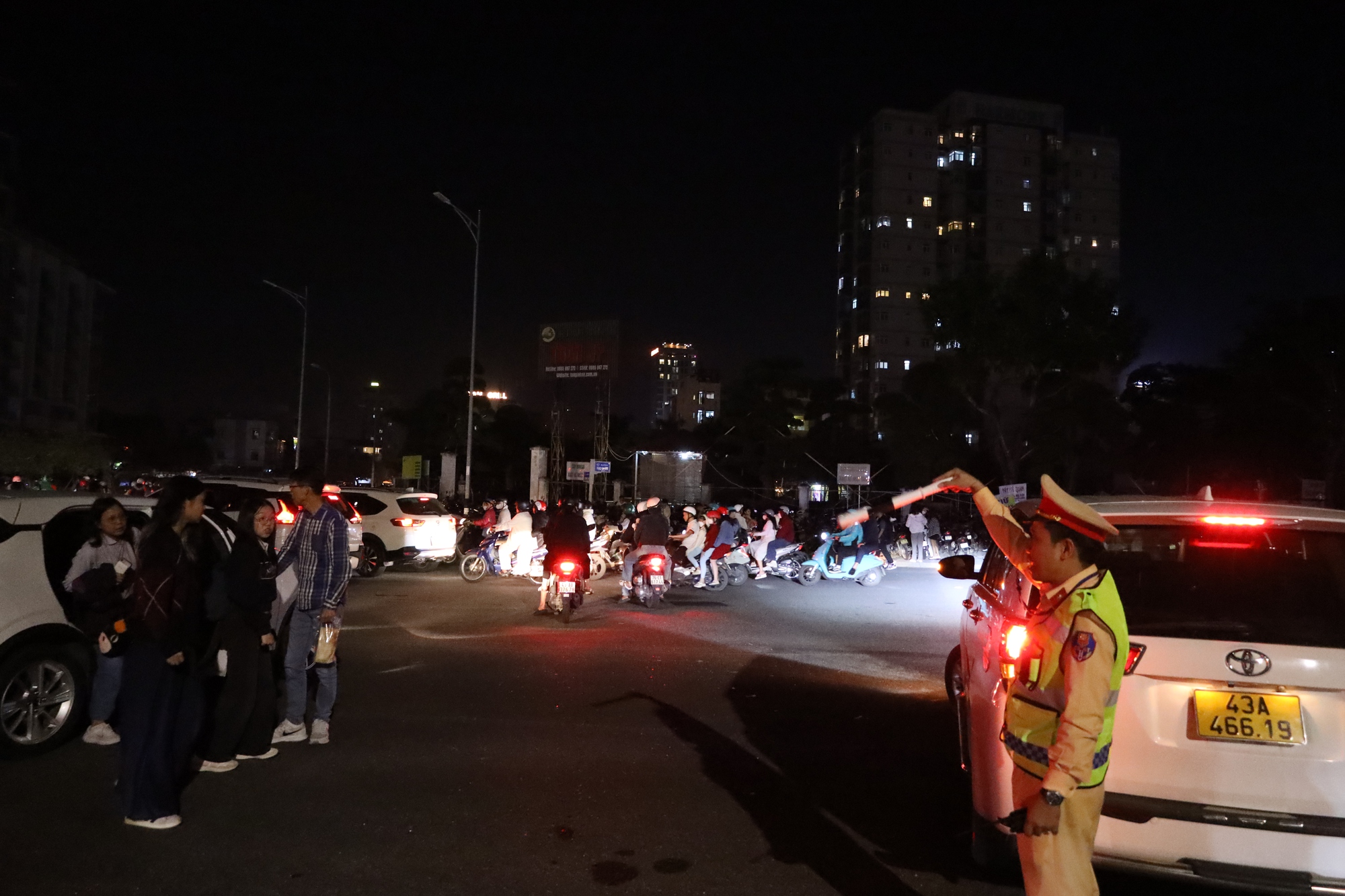 Giao thừa 2026: Đ&agrave; Nẵng đ&ocirc;ng nghẹt xe cộ, phố phường kh&ocirc;ng ngủ - Ảnh 10.