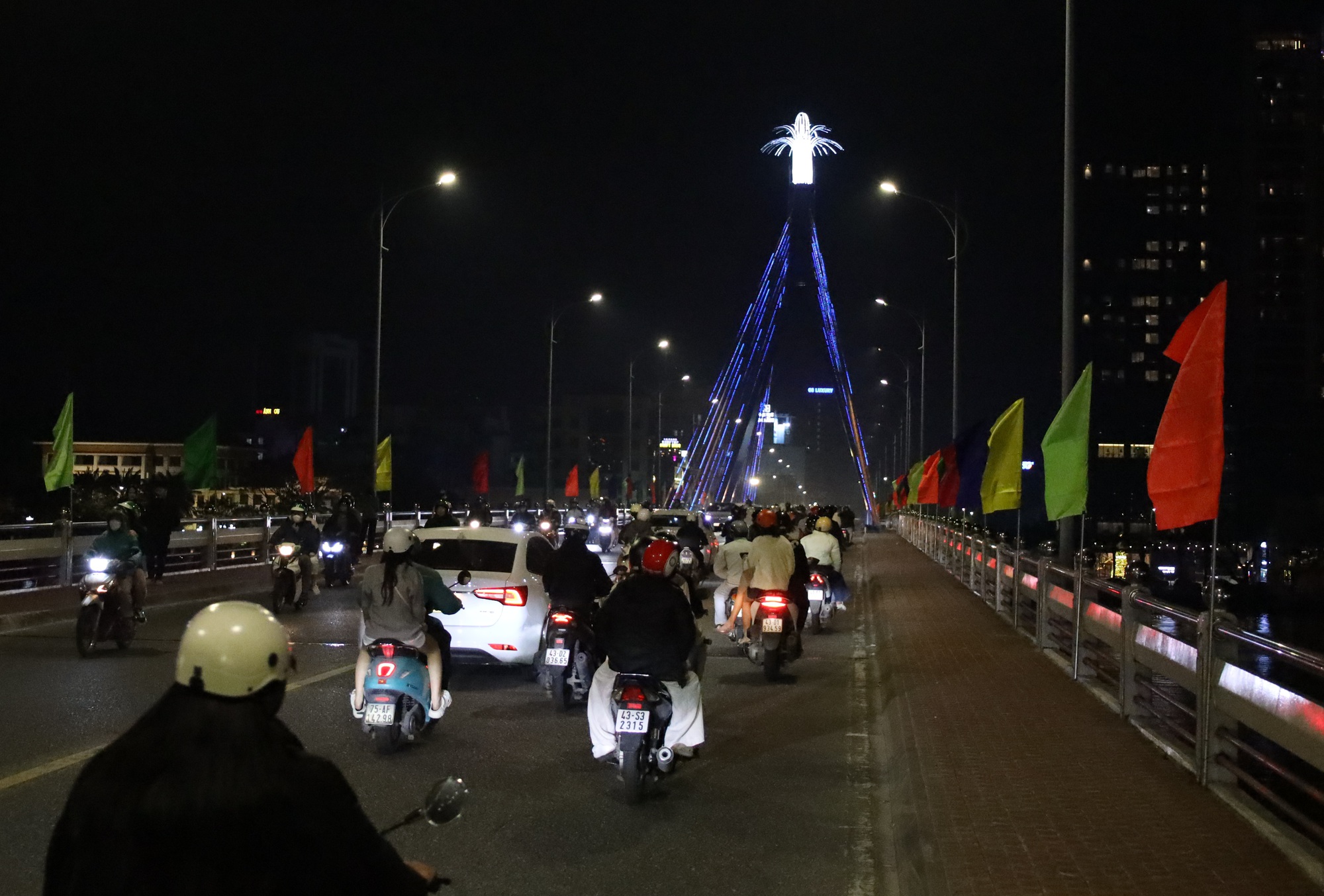 Giao thừa 2026: Đ&agrave; Nẵng đ&ocirc;ng nghẹt xe cộ, phố phường kh&ocirc;ng ngủ - Ảnh 9.